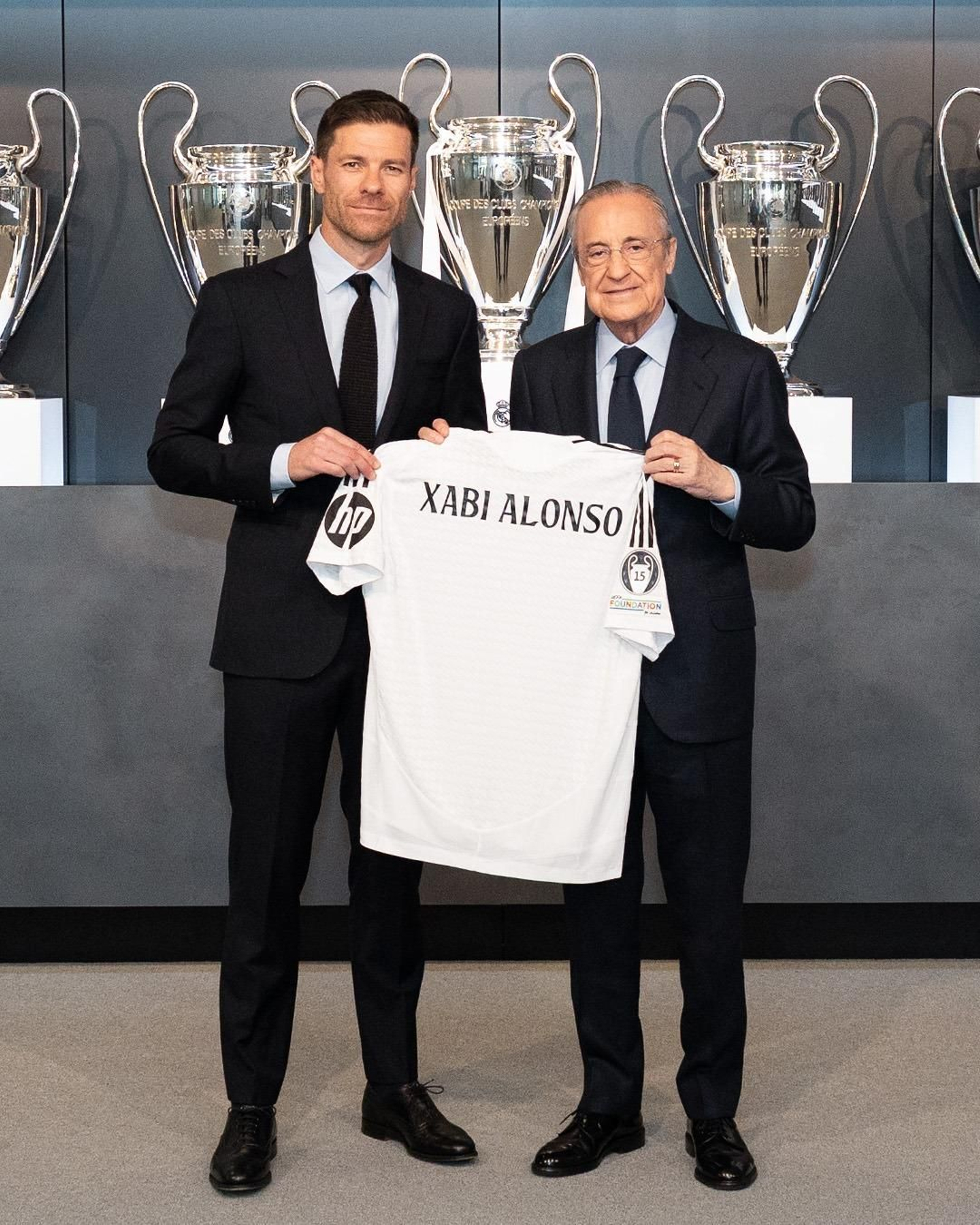 Xabi Alonso y Florentino Pérez posan durante la presentación del primero como nuevo entrenador.