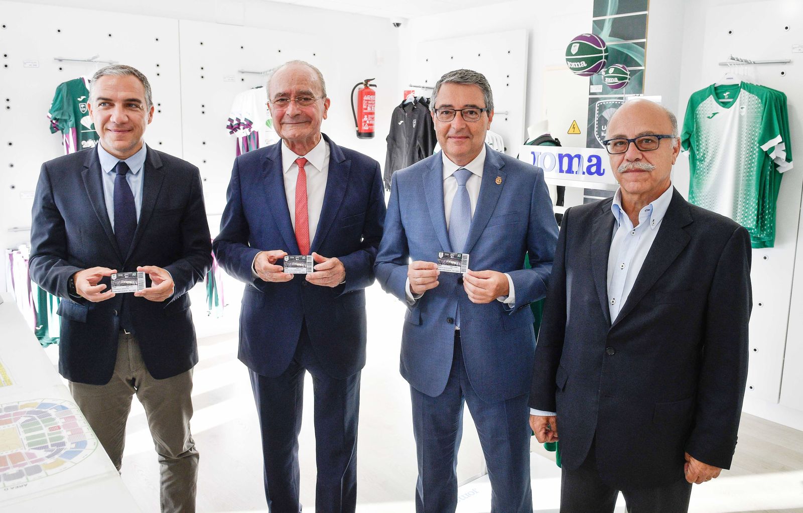 Los representantes de las autoridades sacan su abono del Unicaja.