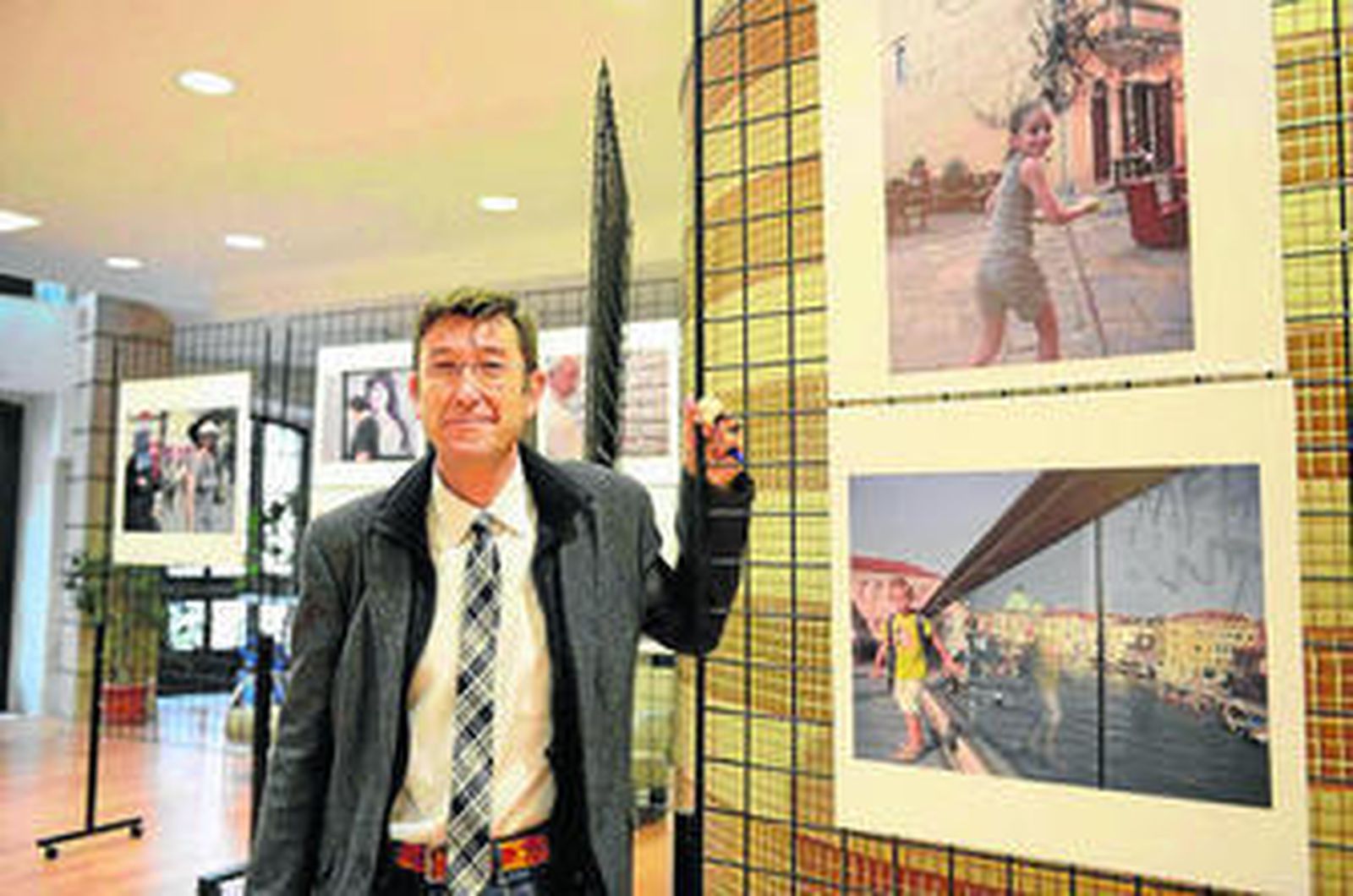 El periodista Leo Sardiña, ayer en Cádiz ante algunas de sus imágenes.