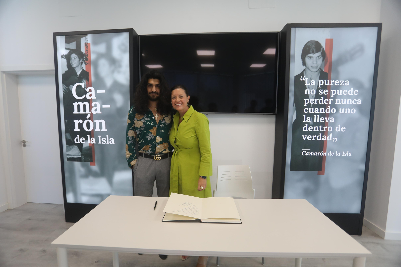 El cantaor flamenco Israel Fernández visita el Museo Camarón en San Fernando