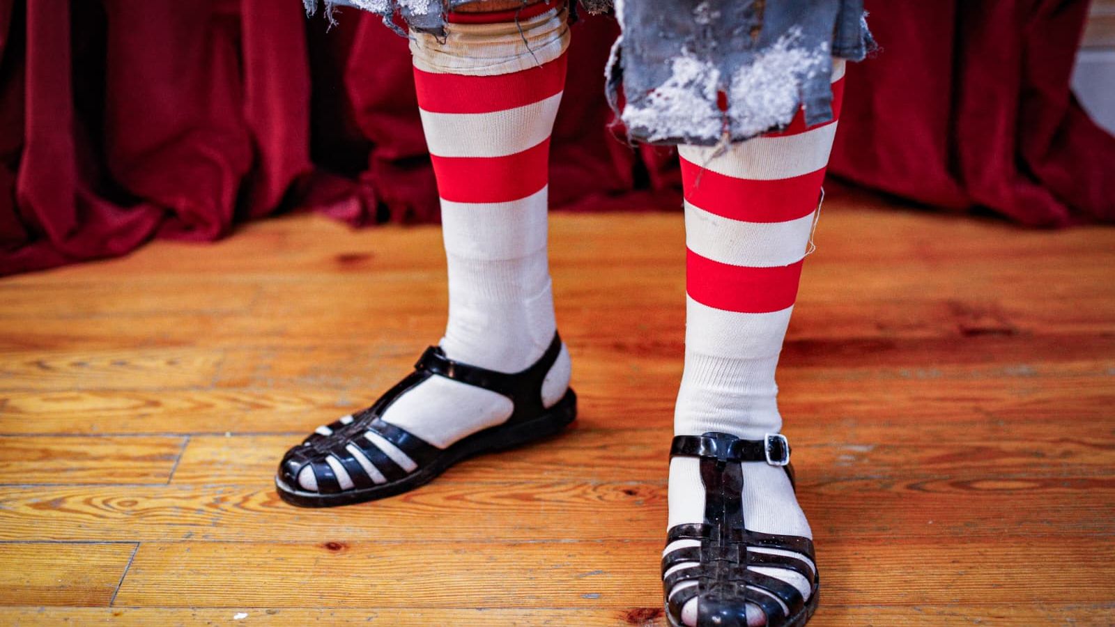 Las medias de la chirigota de Manolo Santander 'El atlético agujetas'.