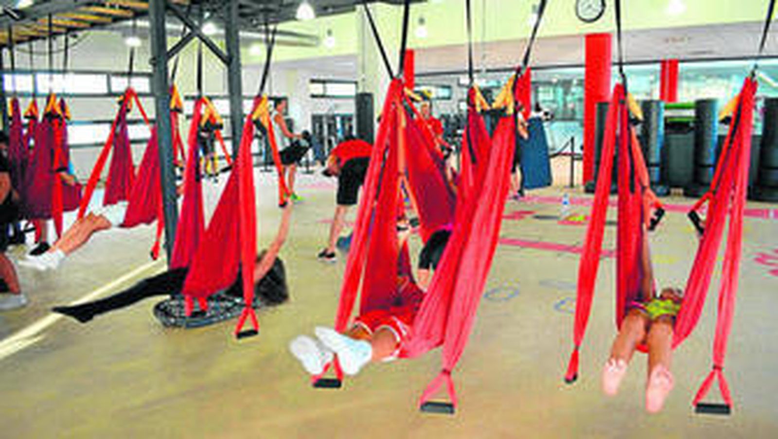 Una clase de aeroyoga fomenta la flexibilidad y la coordinación.
