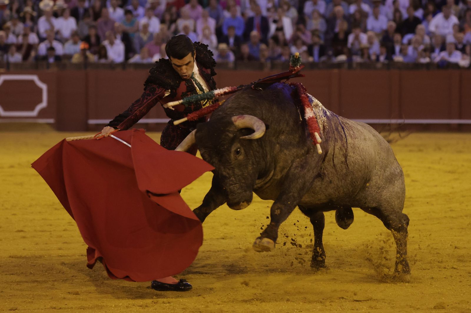 Las imágenes de la corrida de los Victorinos en la Maestranza de Sevilla