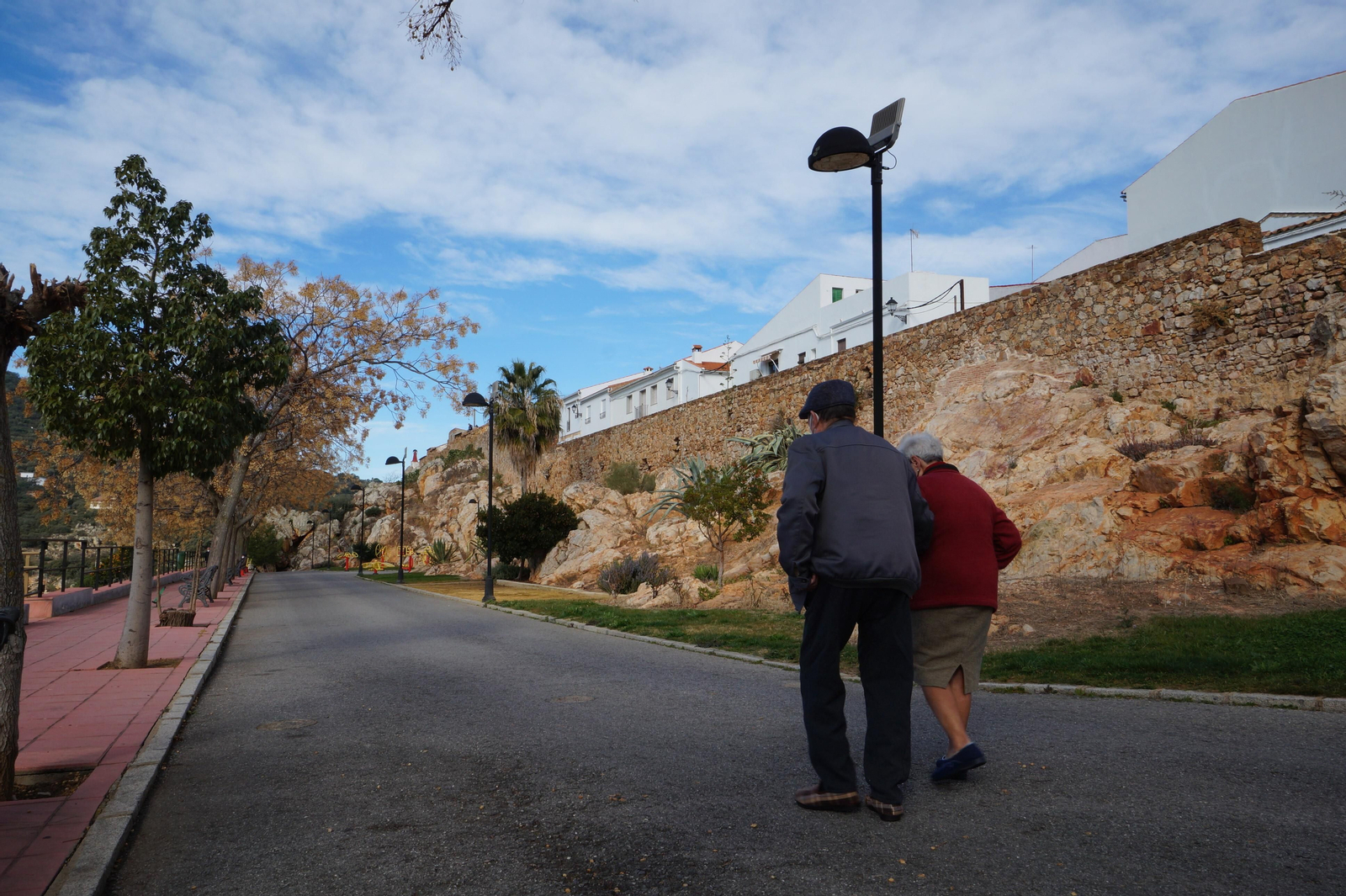 Una pareja de mayores camina por Santa Eufemia.