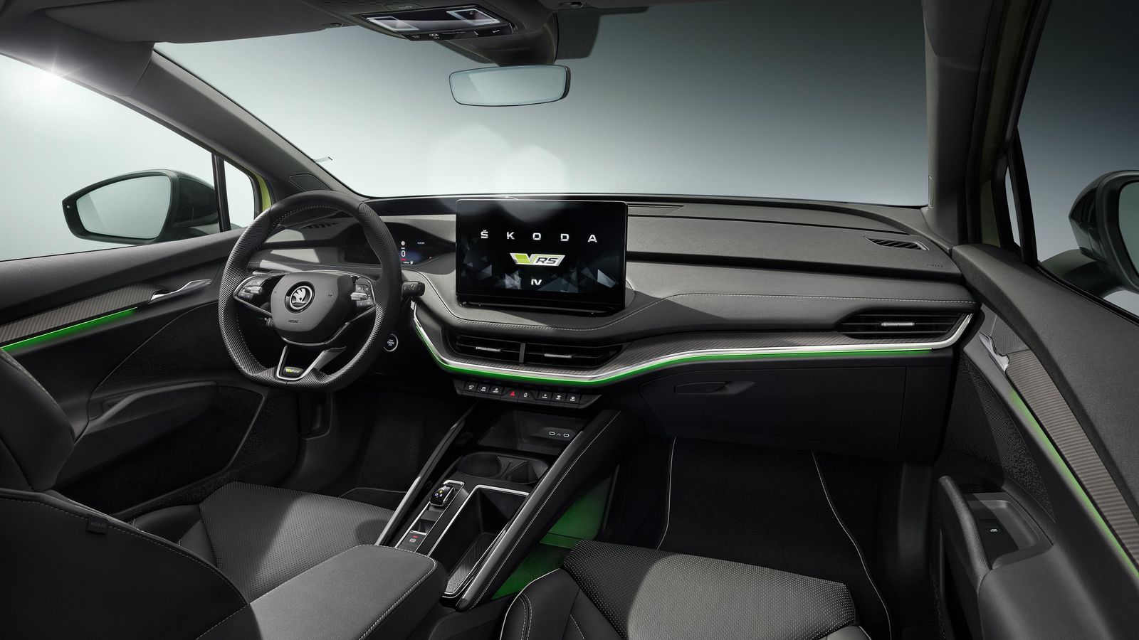 El RS es el primer modelo con este apellido de un eléctrico de Skoda. Además del color verde de su carrocería, hay detalles en el interior que lo distinguen como el volante o los asientos.