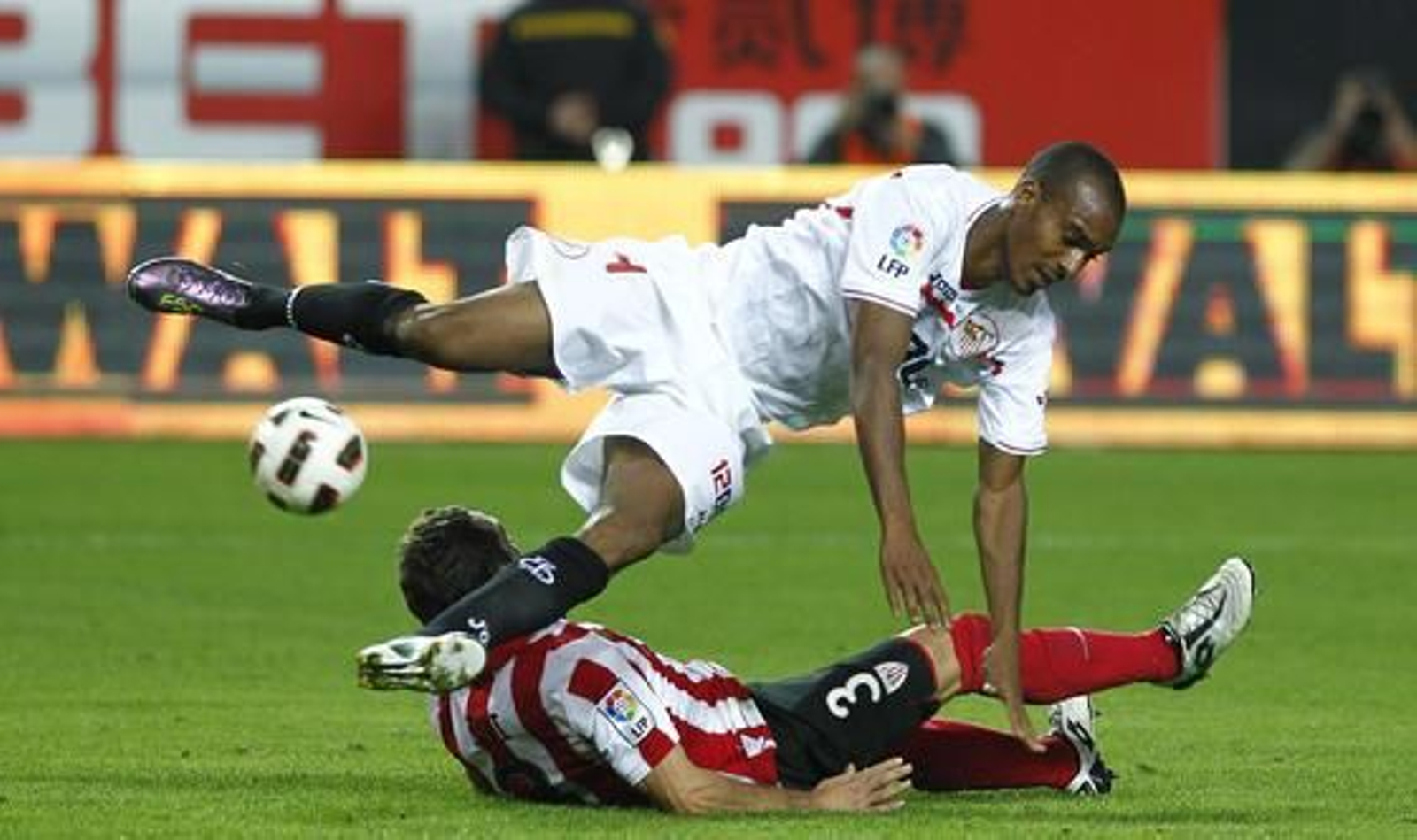 El Sevilla vence 4-3 al Athletic de Bilbao en el Sánchez Pizjuán con dos goles de Luis Fabiano y dos de Kanoute de penalti. / Antonio Pizarro
