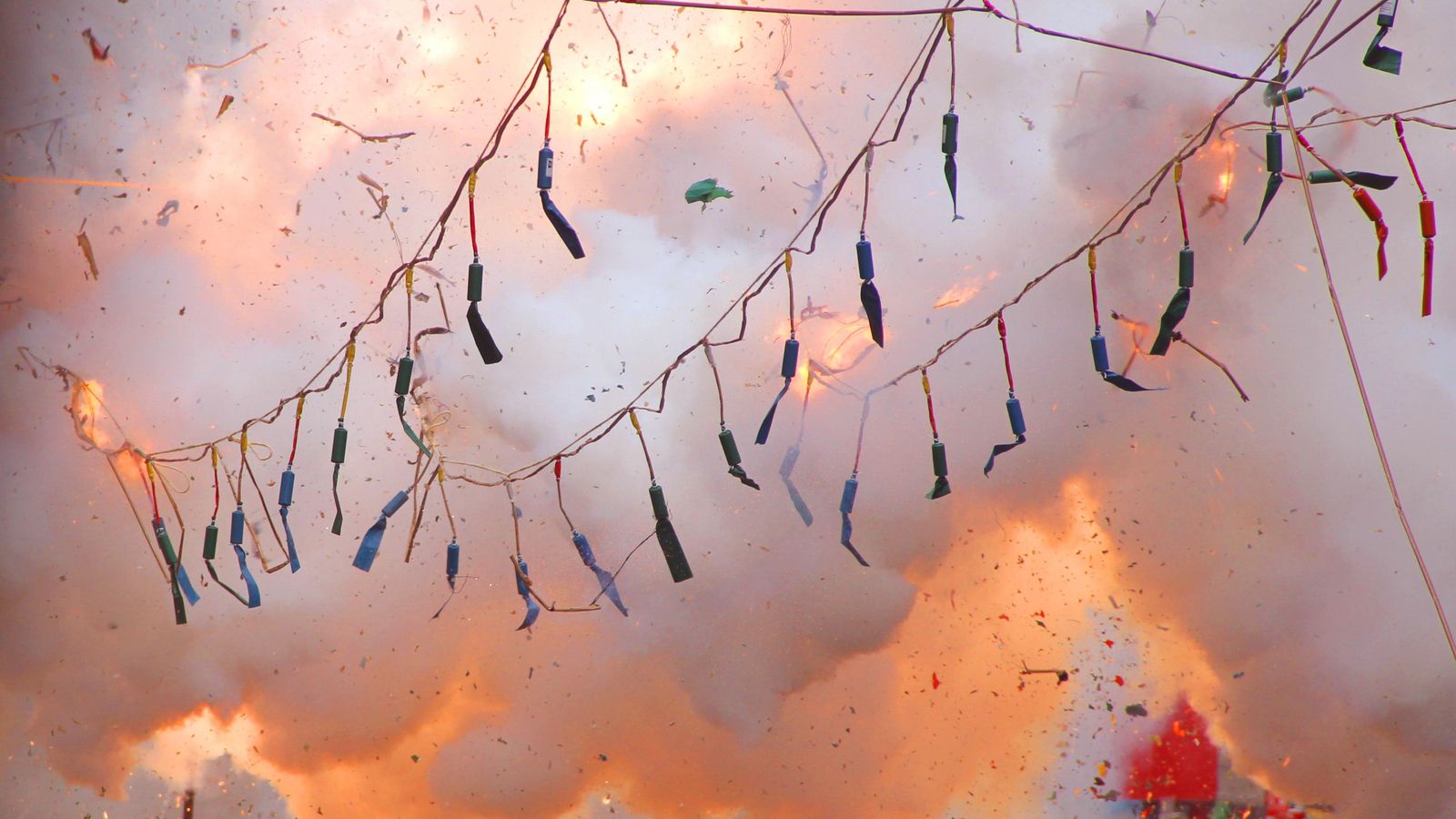 La pirotecnia hace presencia.