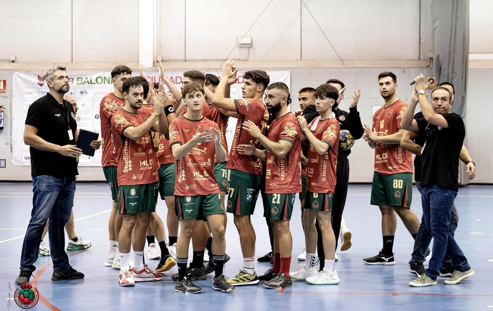 Los jugadores de Javier Elvira aplauden a su público.