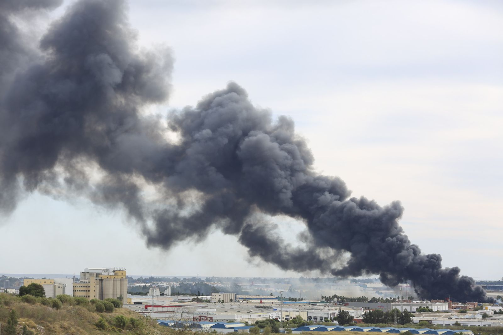 Fotos del incendio de varios vehículos en un aparcamiento de caravanas del polígono Guadalhorce