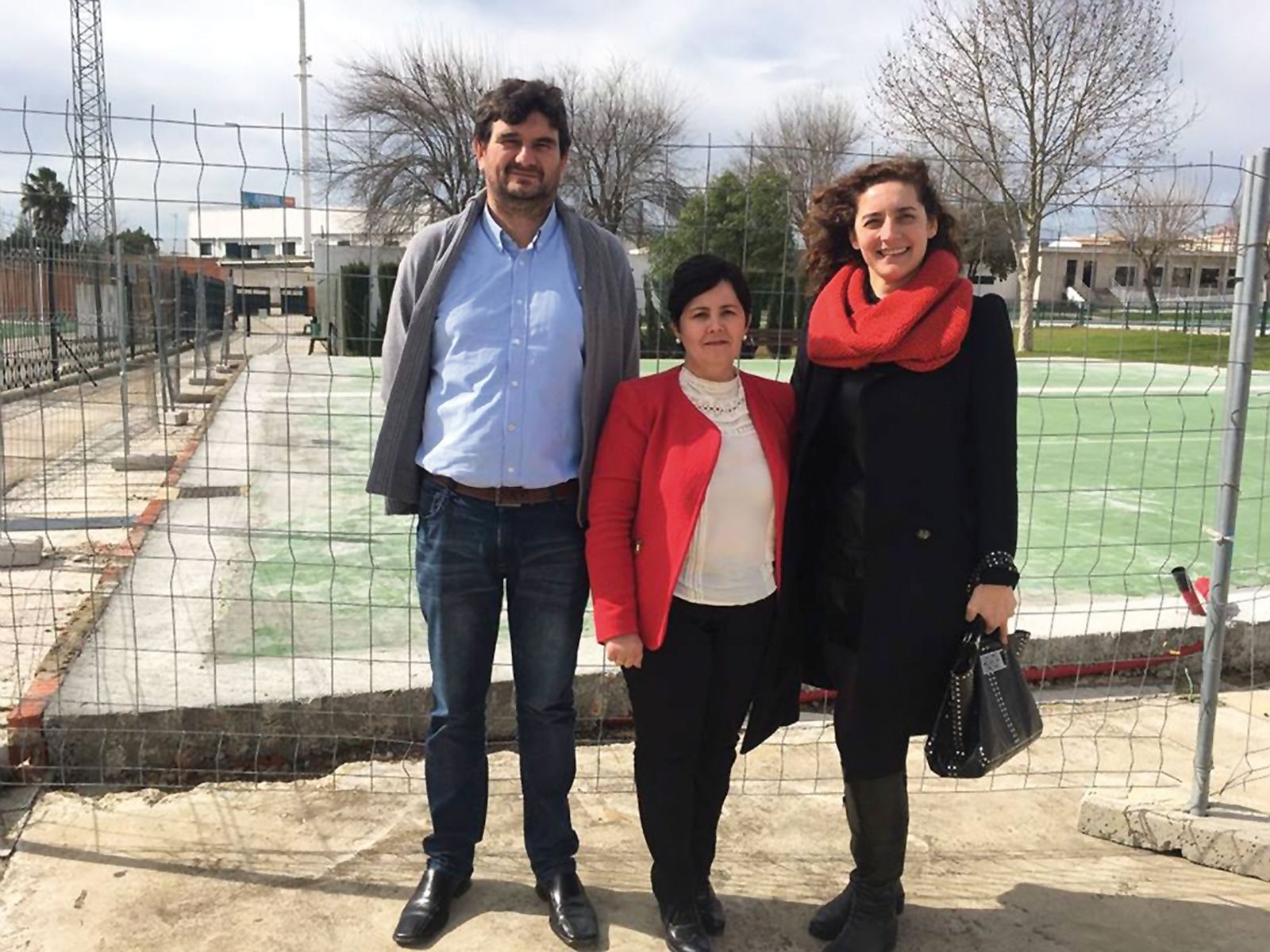 La diputada de Cohesión Territorial, Asunción Llamas (en el centro) en su visita a Aznalcázar.