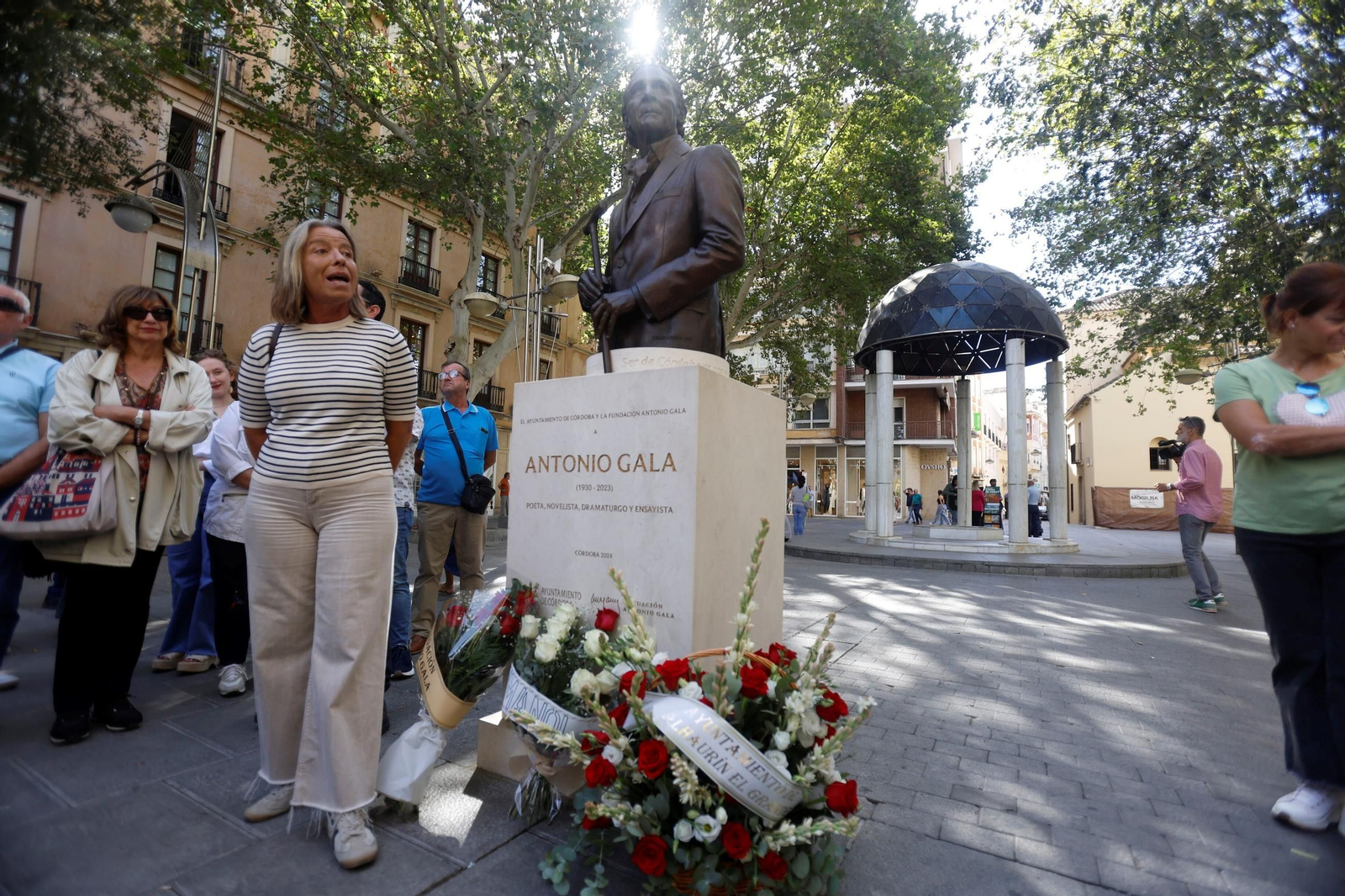 La ofrenda floral en honor a Antonio Gala, en imágenes