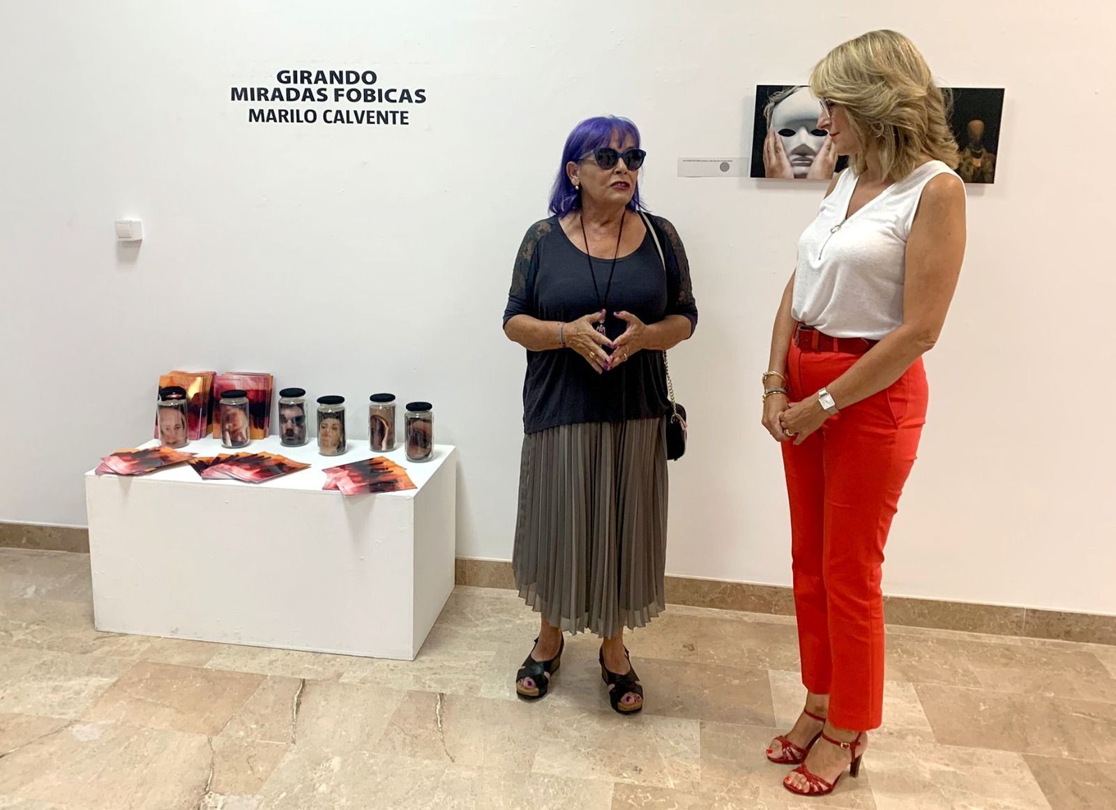 Mariló Calvente y la edil de Cultura, Pilar Pintor, en la inauguración