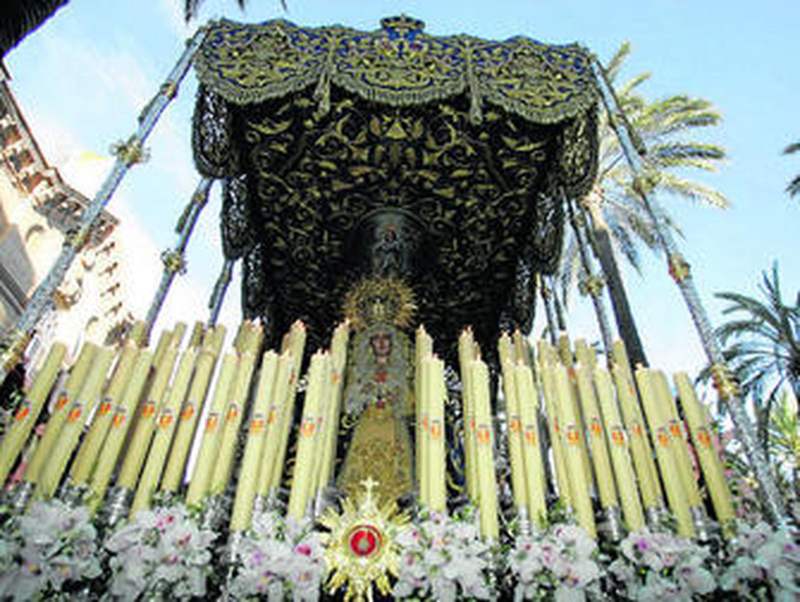 La Virgen de la Merced bajo un palio bordado por los sucesores de Esperanza Elena en Sevilla.
