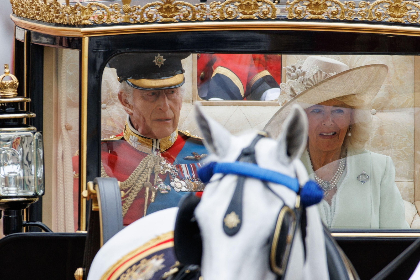 Los reyes británcios en el Trooping the Colour