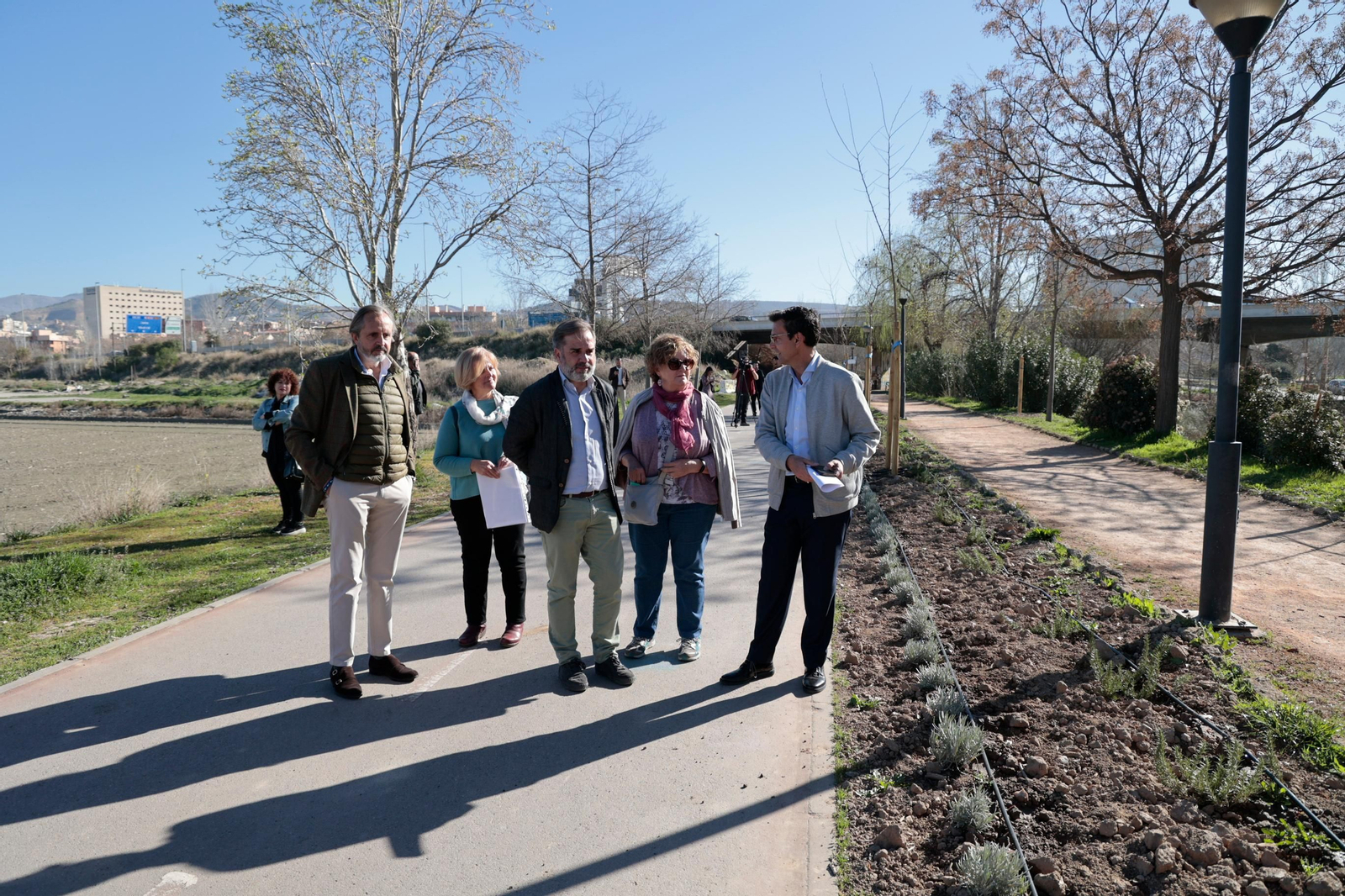 Imagen de la visita del alcalde de Granada a la ribera del río Genil