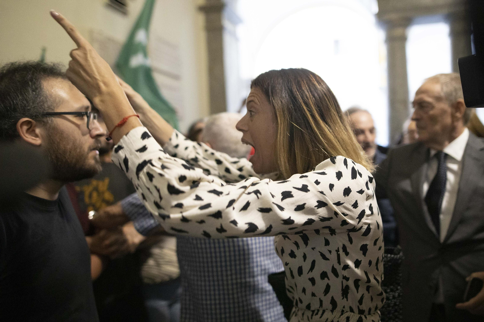 Altercados en la conferencia de Macarena Olona en Granada