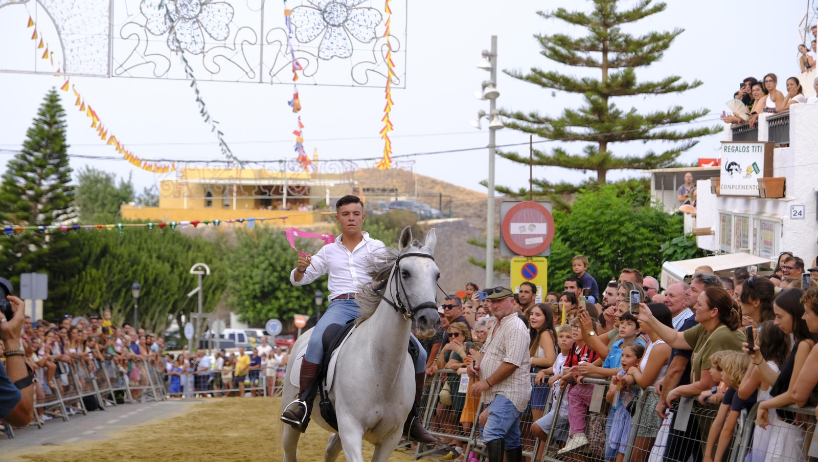 La popular carrera de cintas a caballo de las Fiestas de Mojácar, en imágenes