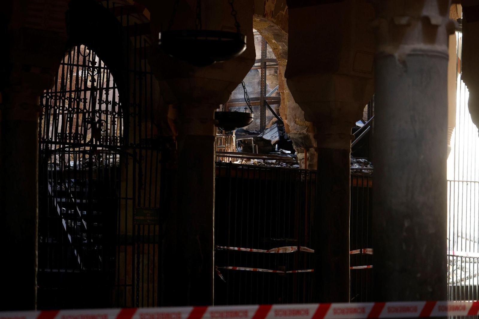 Los daños producidos por el incendio en la Mezquita-Catedral vistos desde las cubiertas