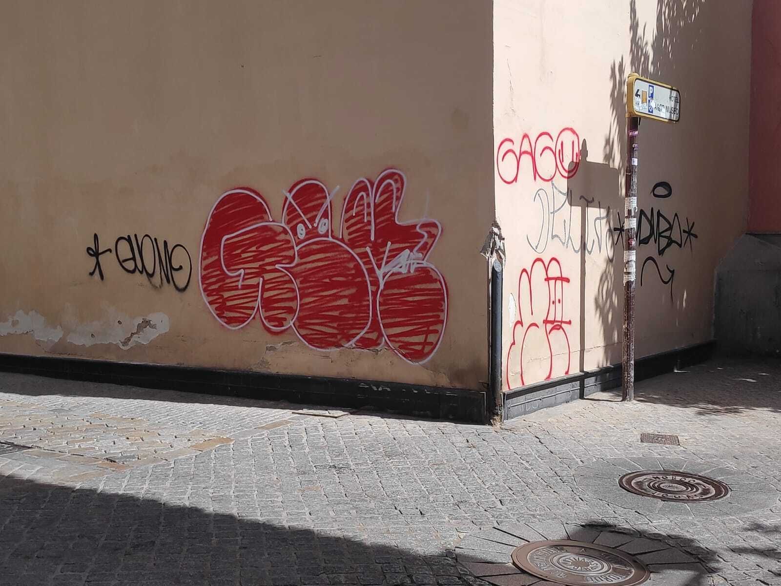 El PP denuncia la "degradación de un casco histórico, inundado de pintadas"