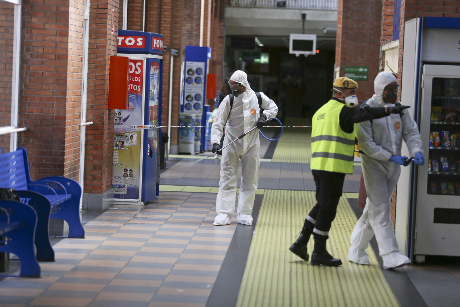 La UME desinfecta en Málaga la estación de autobuses y el puerto, en fotos