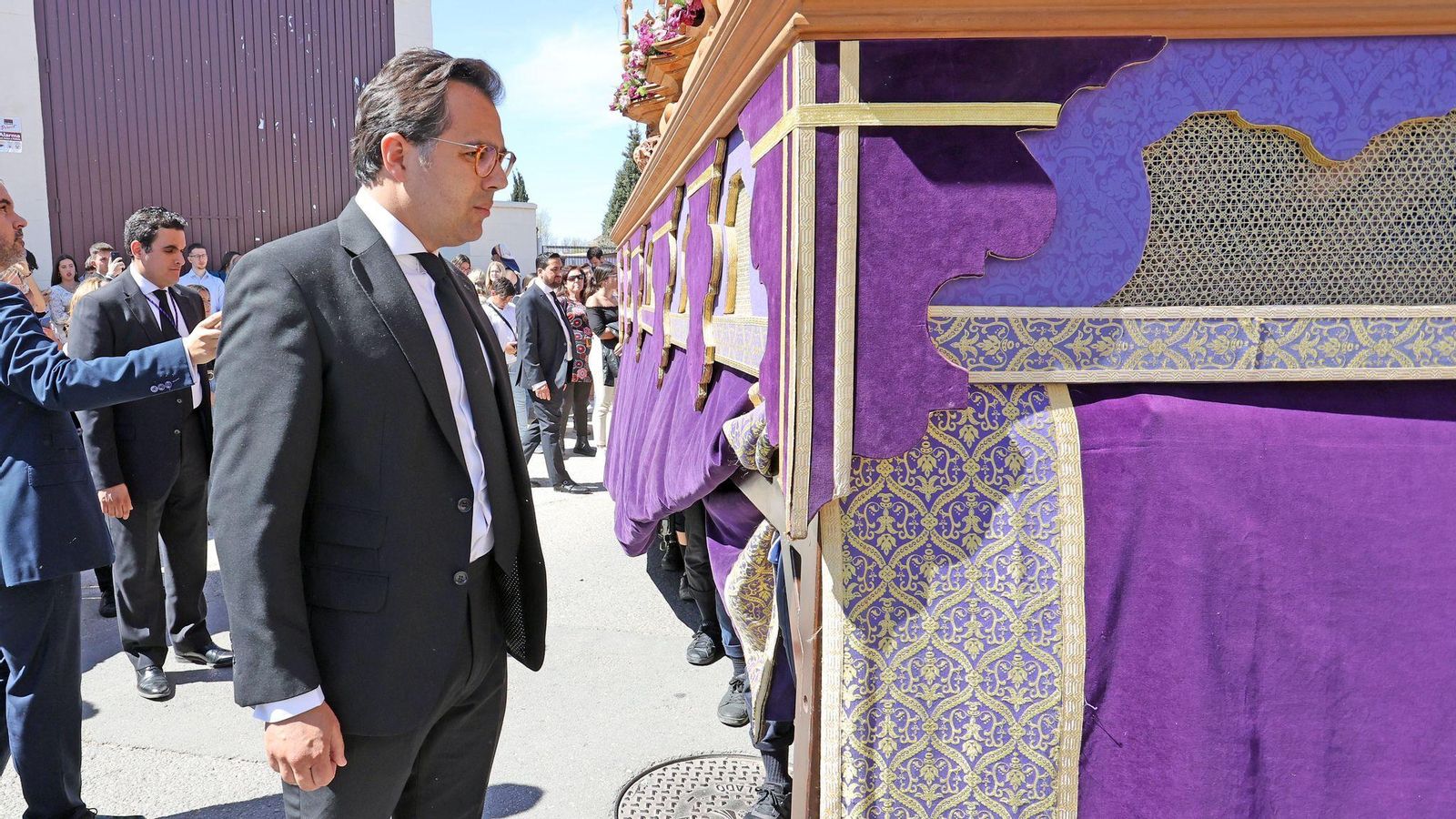 Simancas mandando el paso de misterio de la hermandad de Pasión.