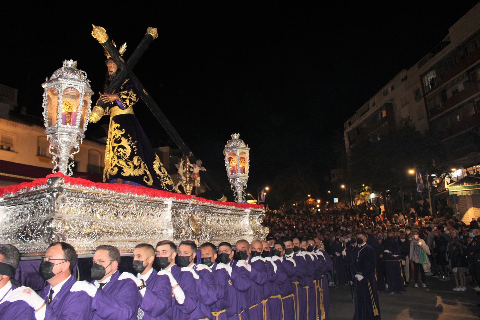 Centenares de devotos se han unido al trono Nuestro Padre Jesús Nazareno en promesa.