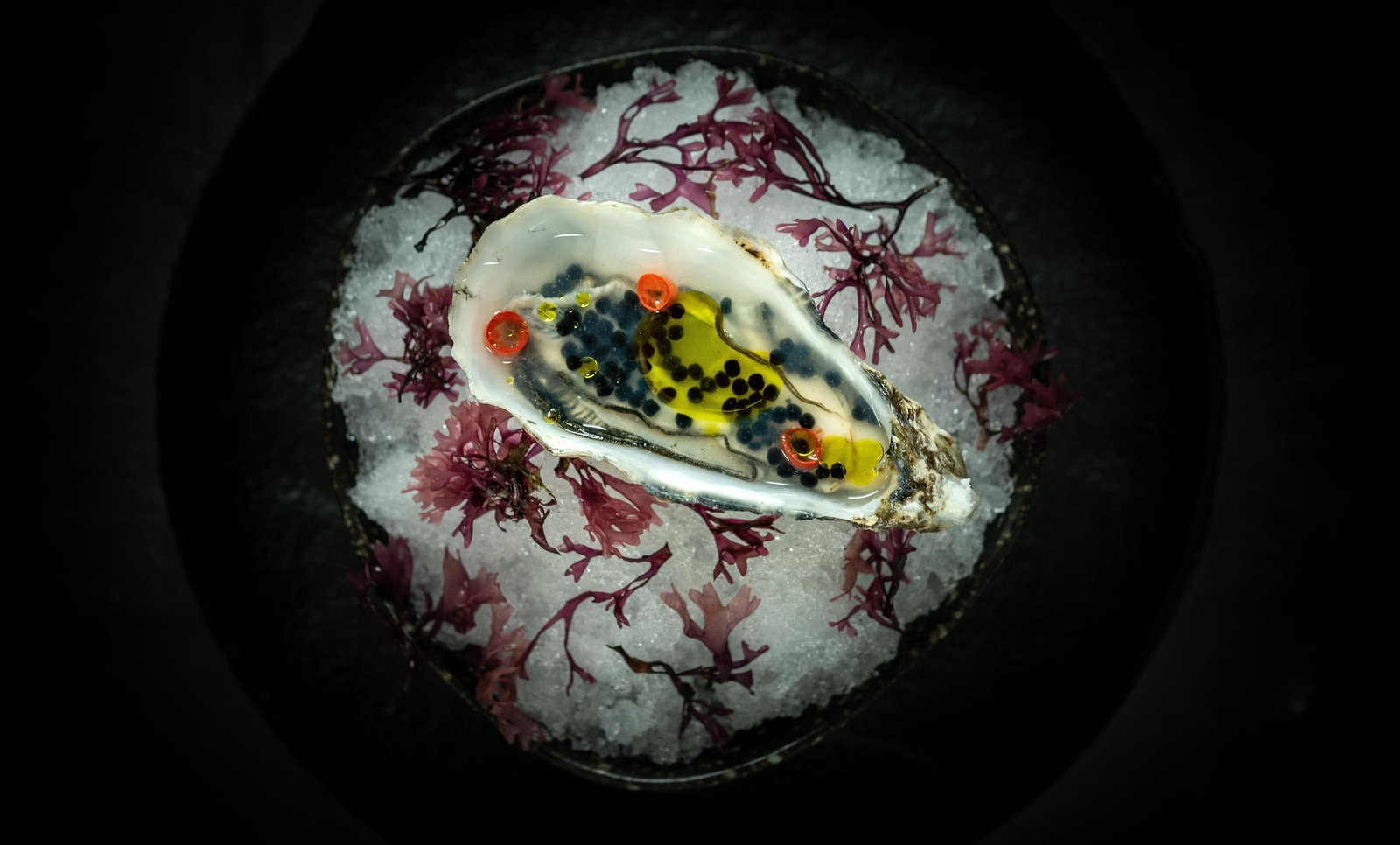 Ostra con jugo de Chile y caviar