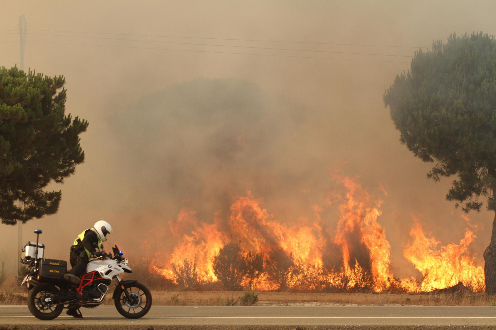 Las imágenes del incendio en Moguer y Mazagón