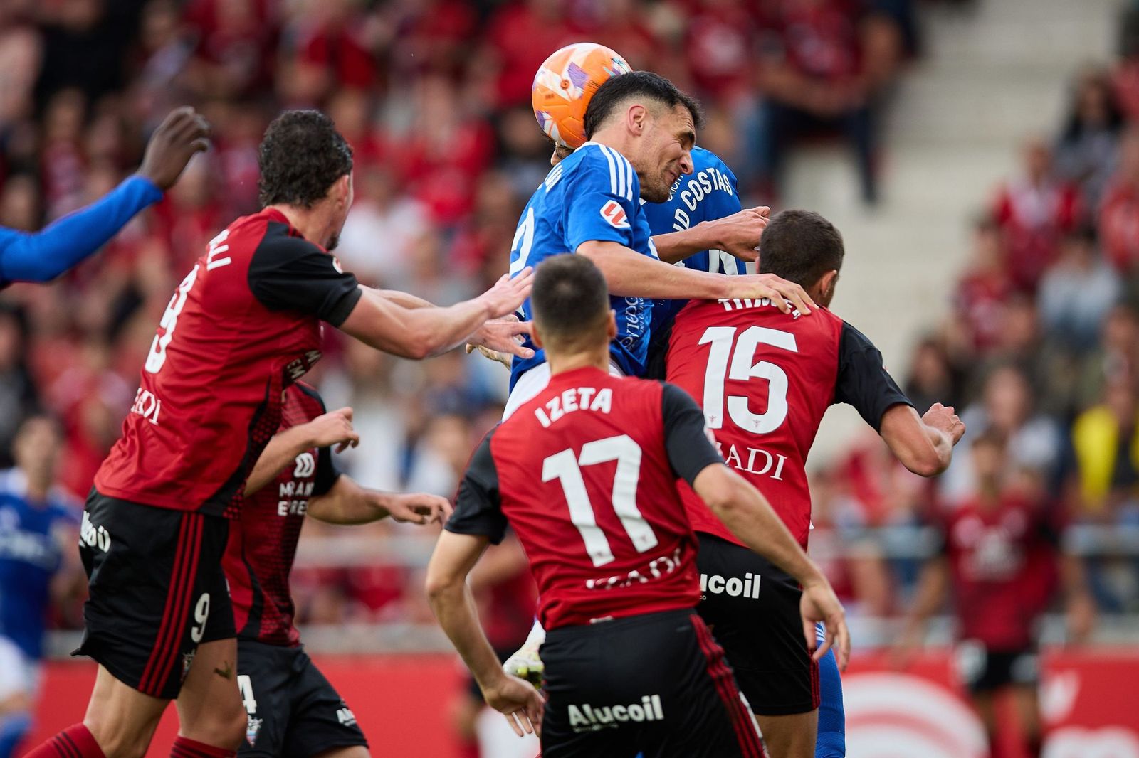 Jugadores del Mirandés y del Real Oviedo disputan un balón durante el último encuentro celebrado en Anduva.