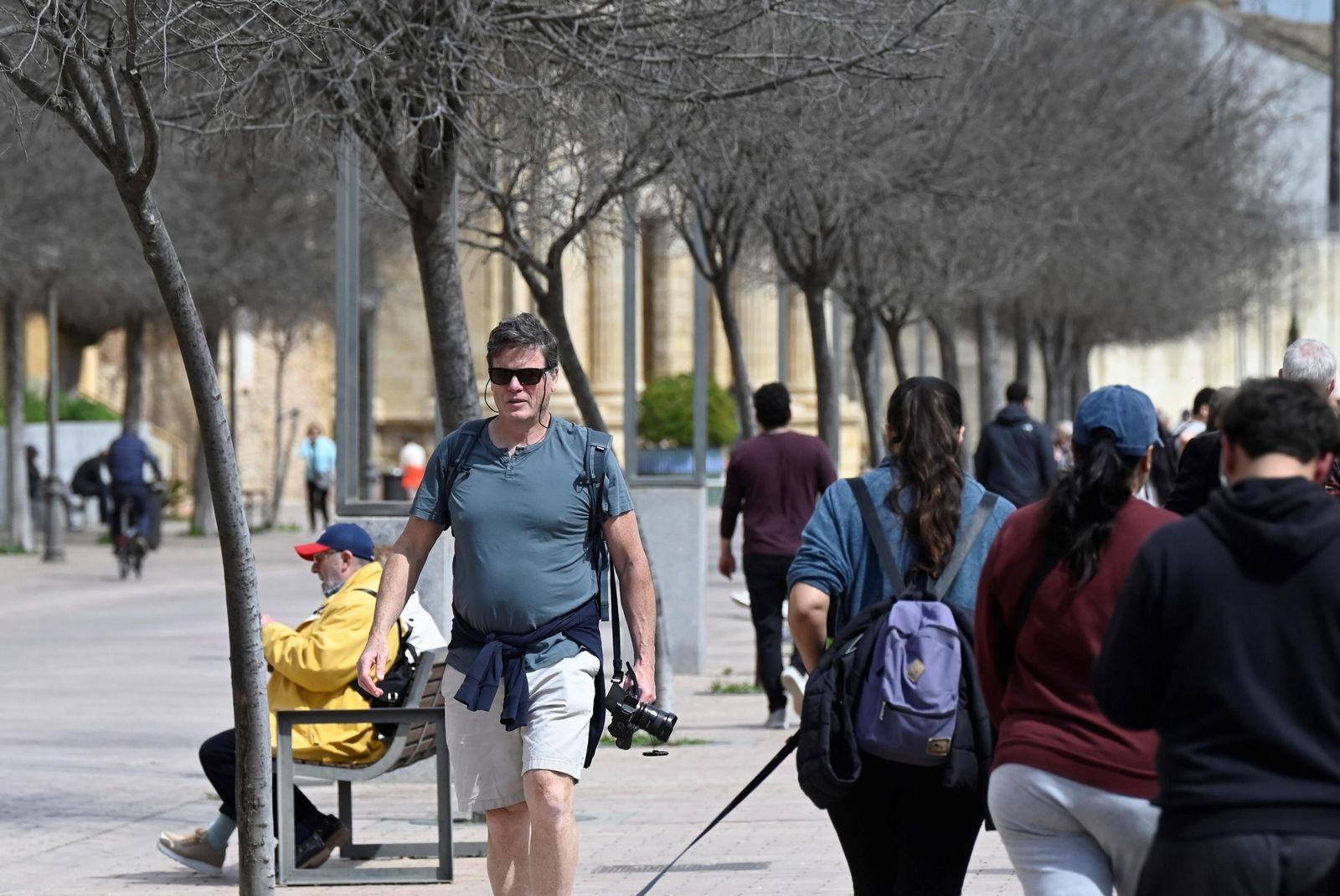 Los cordobeses aprovechan la tregua entre tormentas para salir a la calle, en imágenes