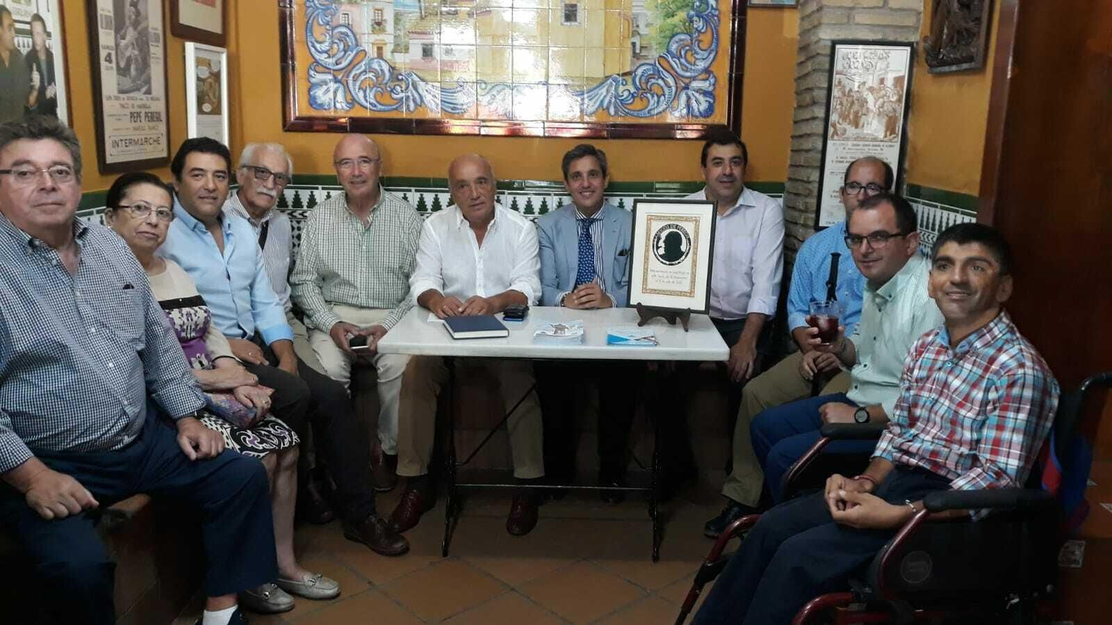 Miguel Ángel Pérez de los Santos y Esaú Pérez, junto a familiares y amigos de Peregil y residentes de San Juan de Dios.