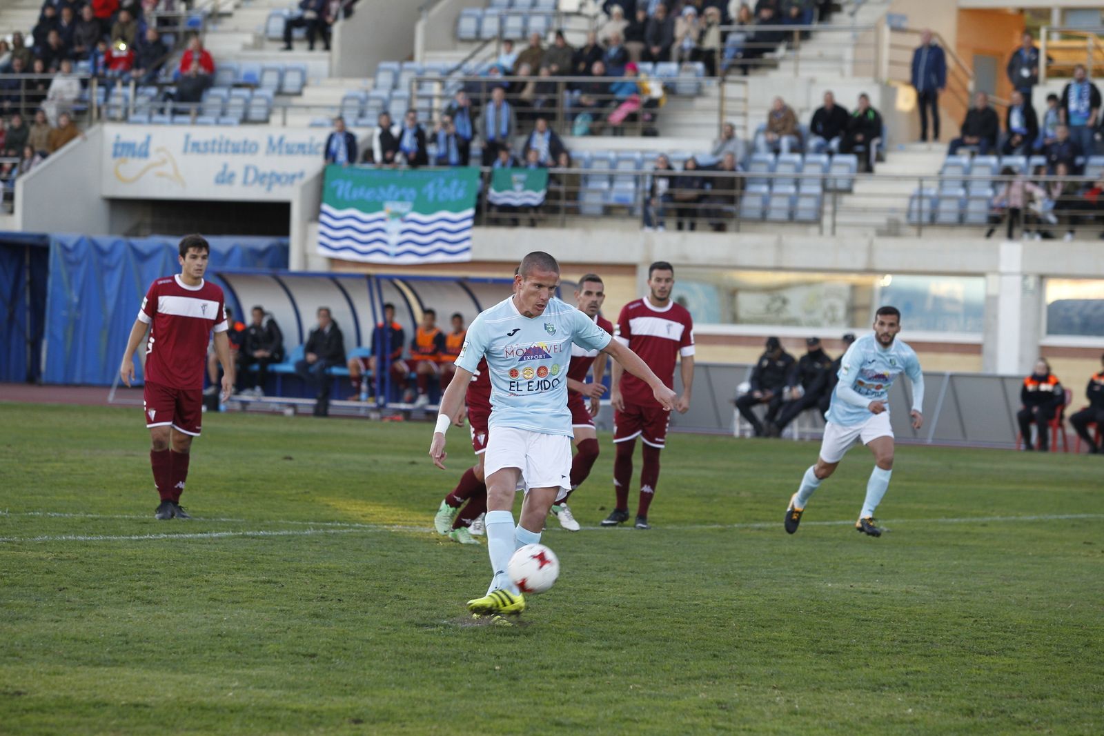 Lolo golpea el balón para lanzar un penalti con El Ejido, esta temporada.