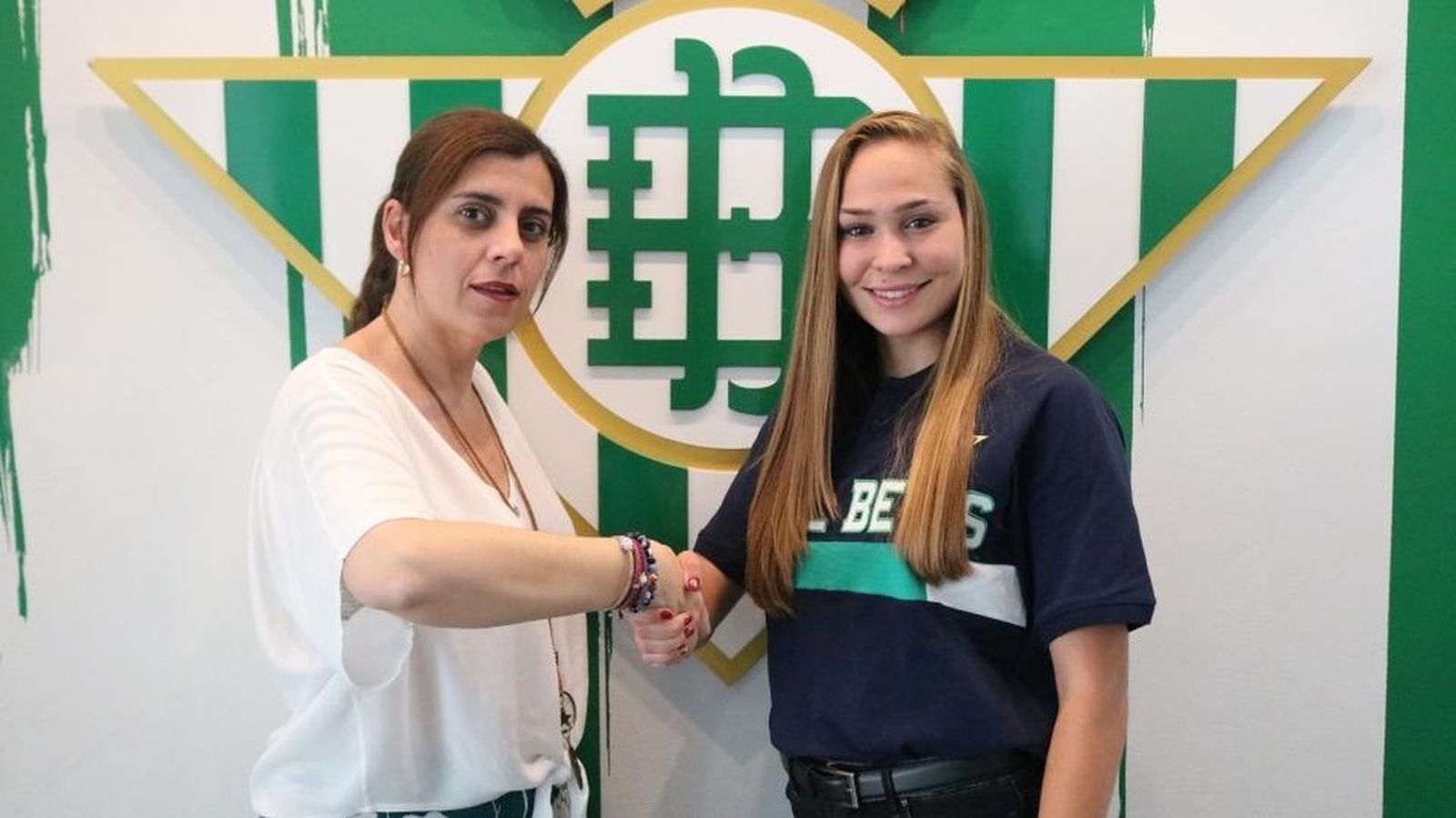 Fotografía con la que se oficializa la renovación de Irene Guerrero.