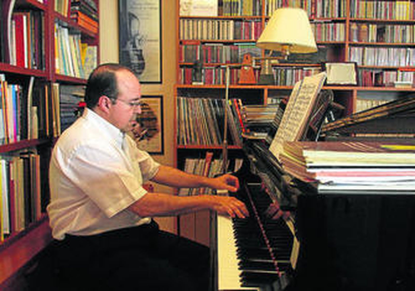 José Carlos Carmona toca el piano en su domicilio sevillano en una imagen de archivo.