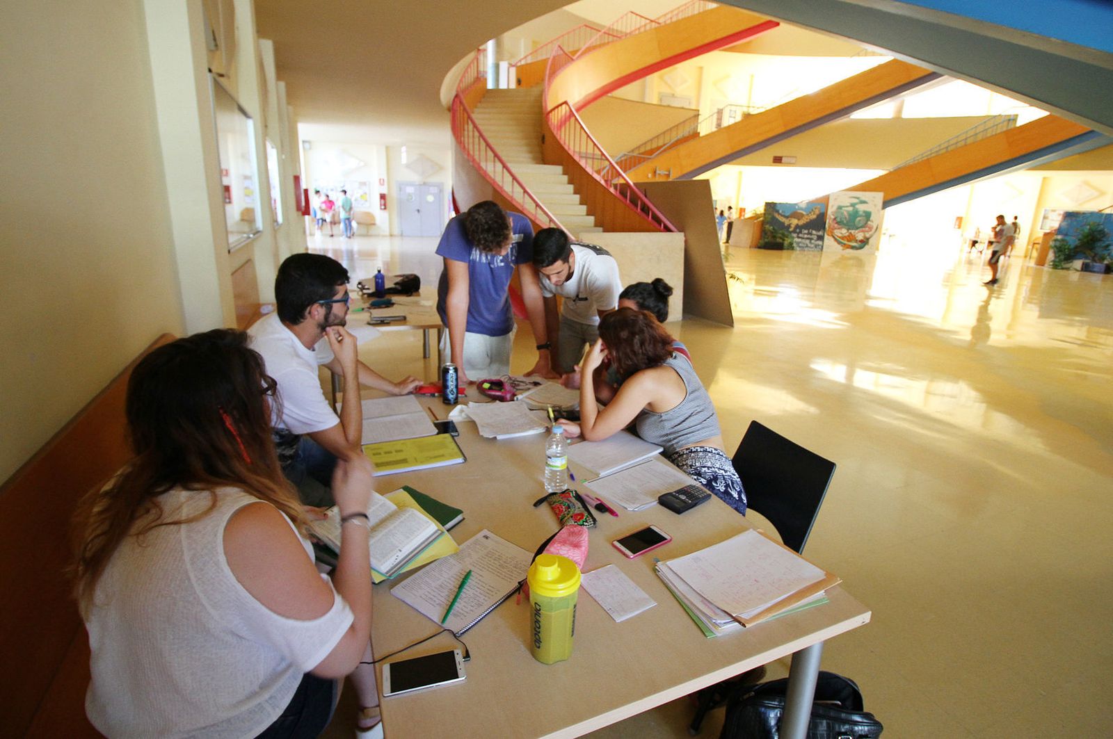 Varios universitarios estudian en la biblioteca de la UHU.