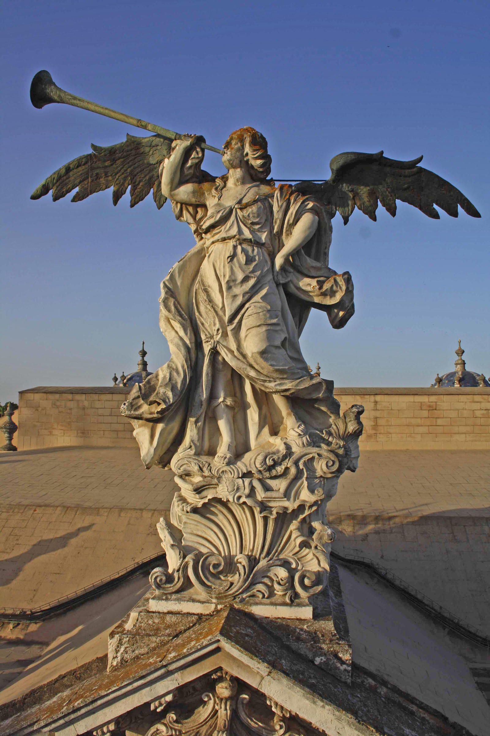 Vista frontal de la escultura de la Fama.