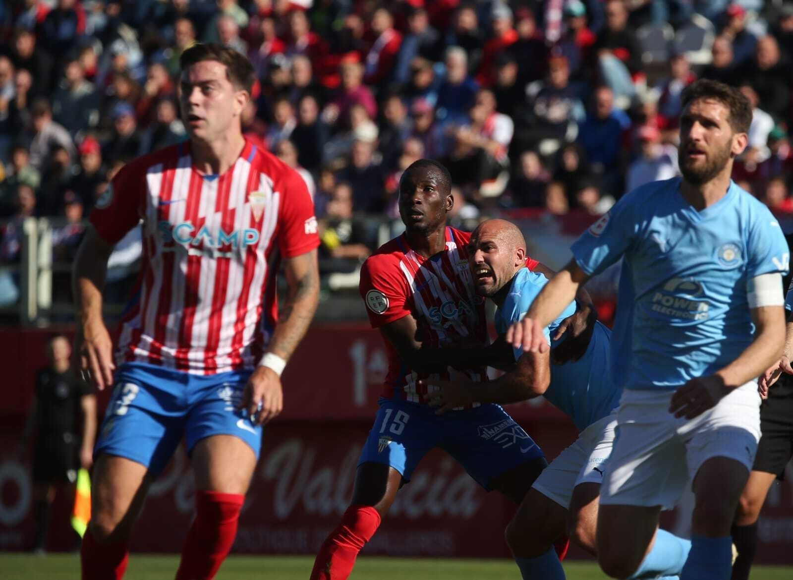 Diori y Unai Medina forcejan en una acción del Algeciras - Ibiza.