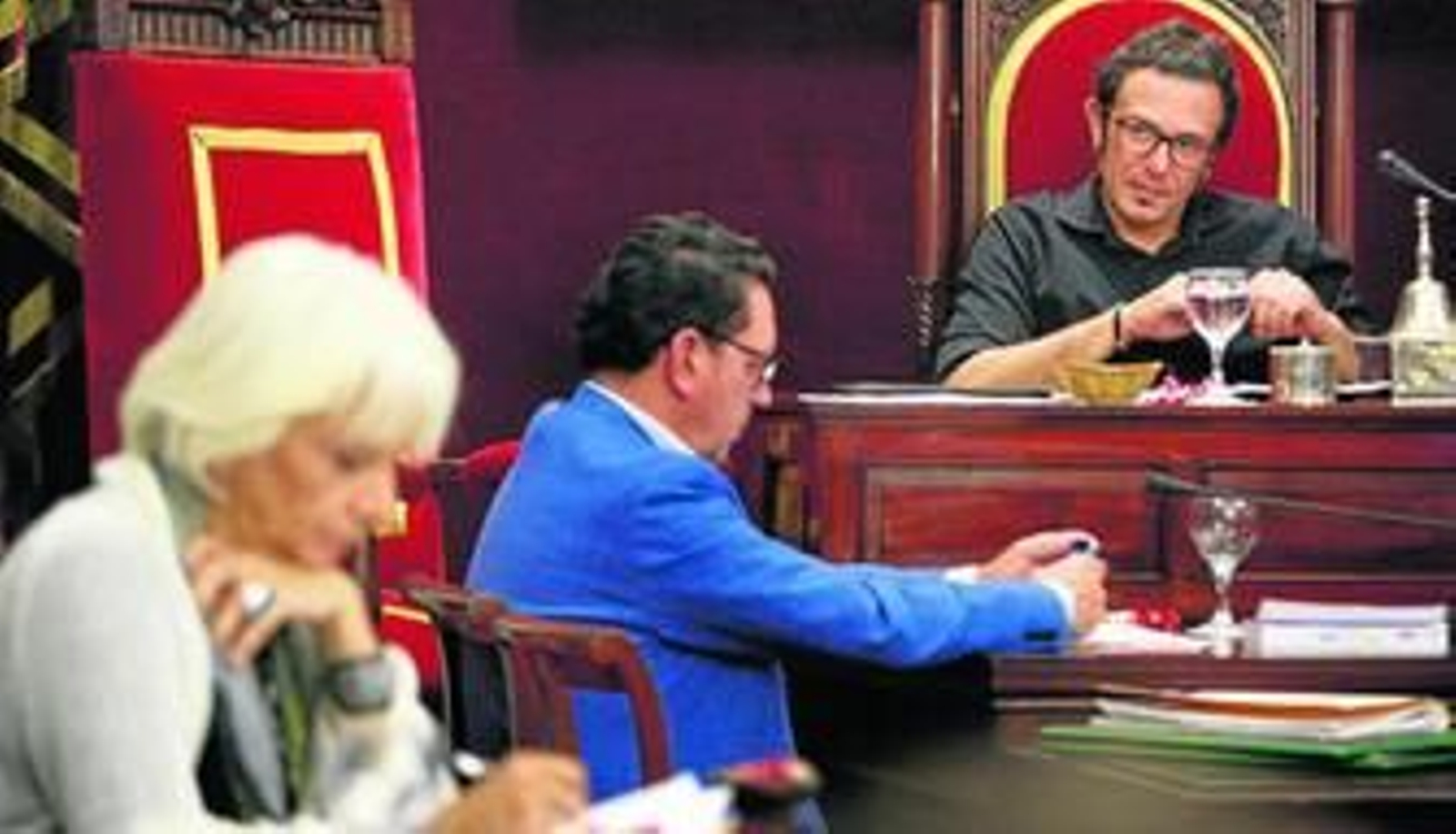 La portavoz del Partido Popular, Teófila Martínez (en primer plano) y el alcalde, José María González, durante el desarrollo del pleno extraordinario de ayer.