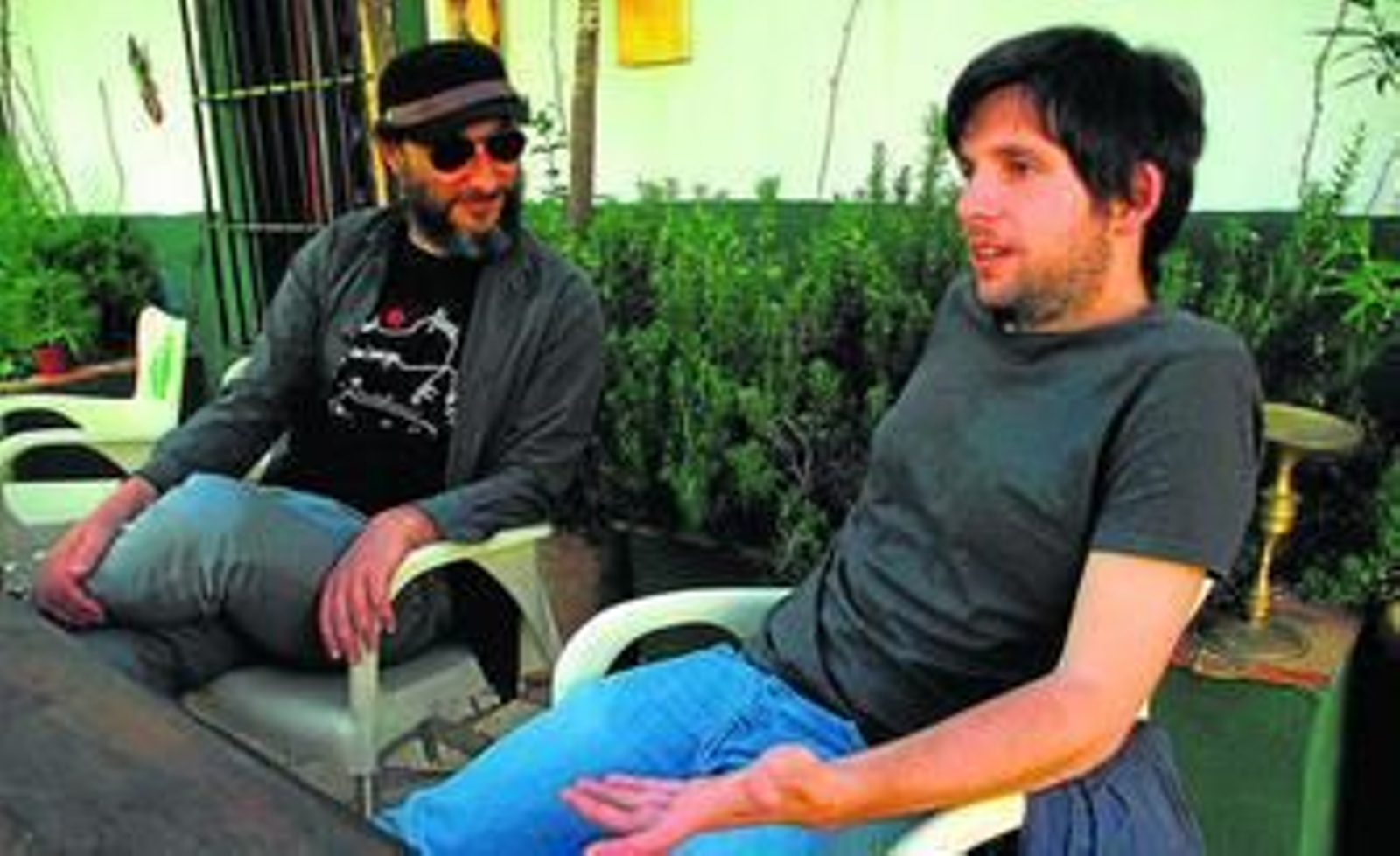 Jota y Jaime Beltrán, en la terraza de El Caldero, en El Fargue.