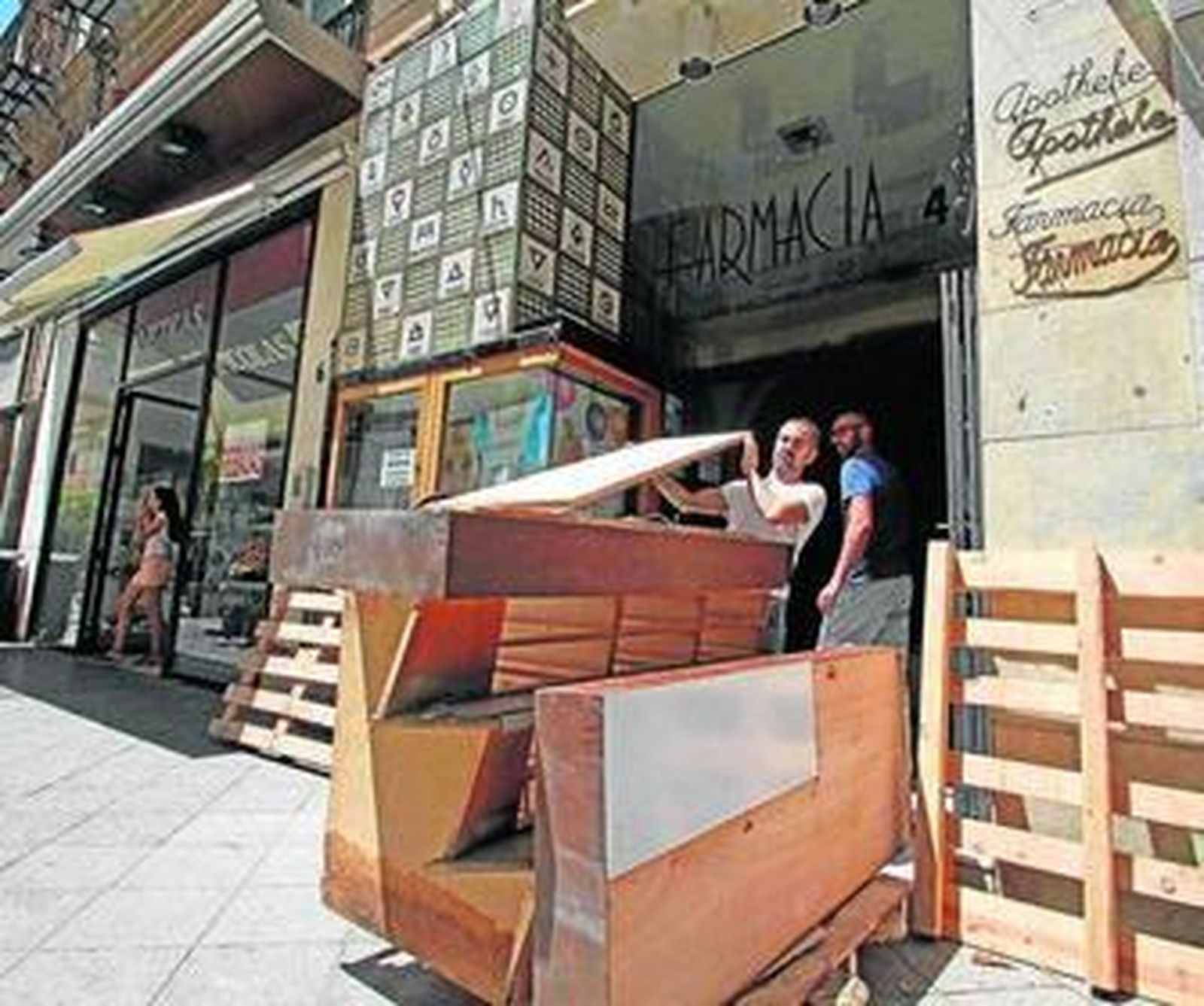 Dos obreros, ayer en la puerta de la farmacia de la calle Tetuán.