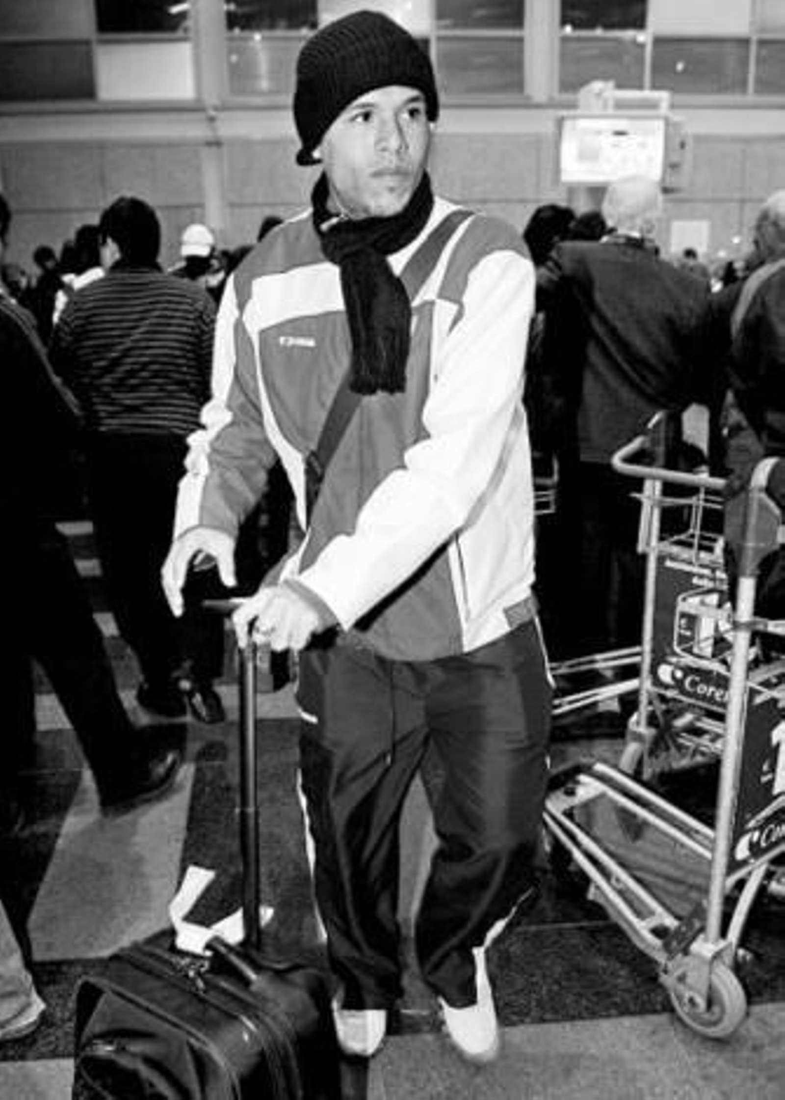 Luis Fabiano, en el aeropuerto de Estambul en el último viaje del Sevilla.