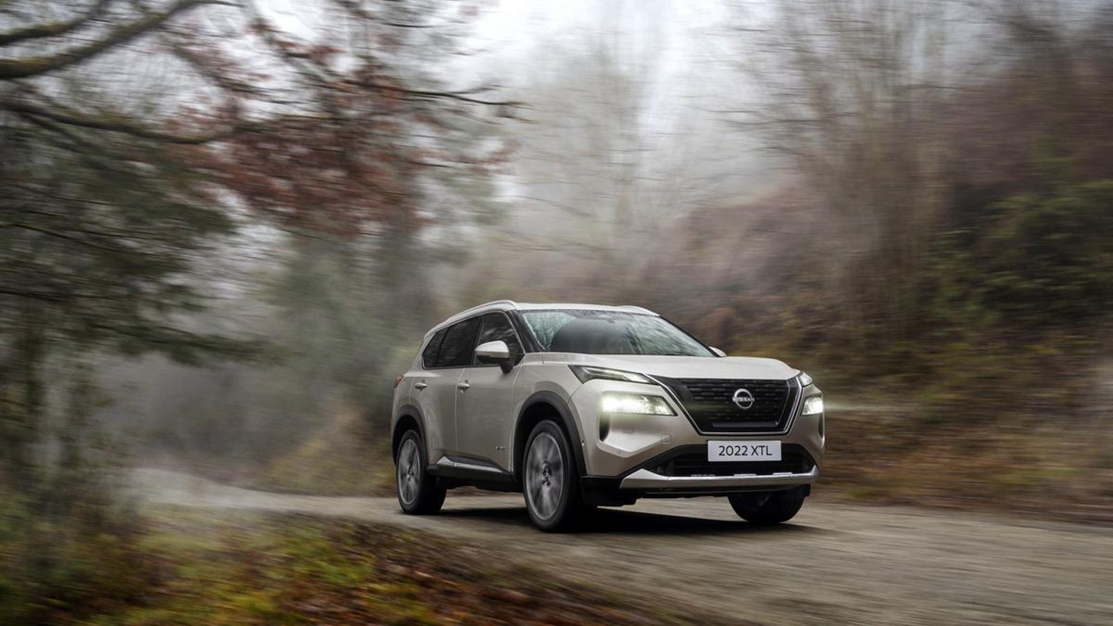 La arquitectura eléctrica del sistema de tracción total del X-Trail es semejante a la utilizada por el Ariya, con un motor eléctrico ocupado específicamente de mover el eje trasero.