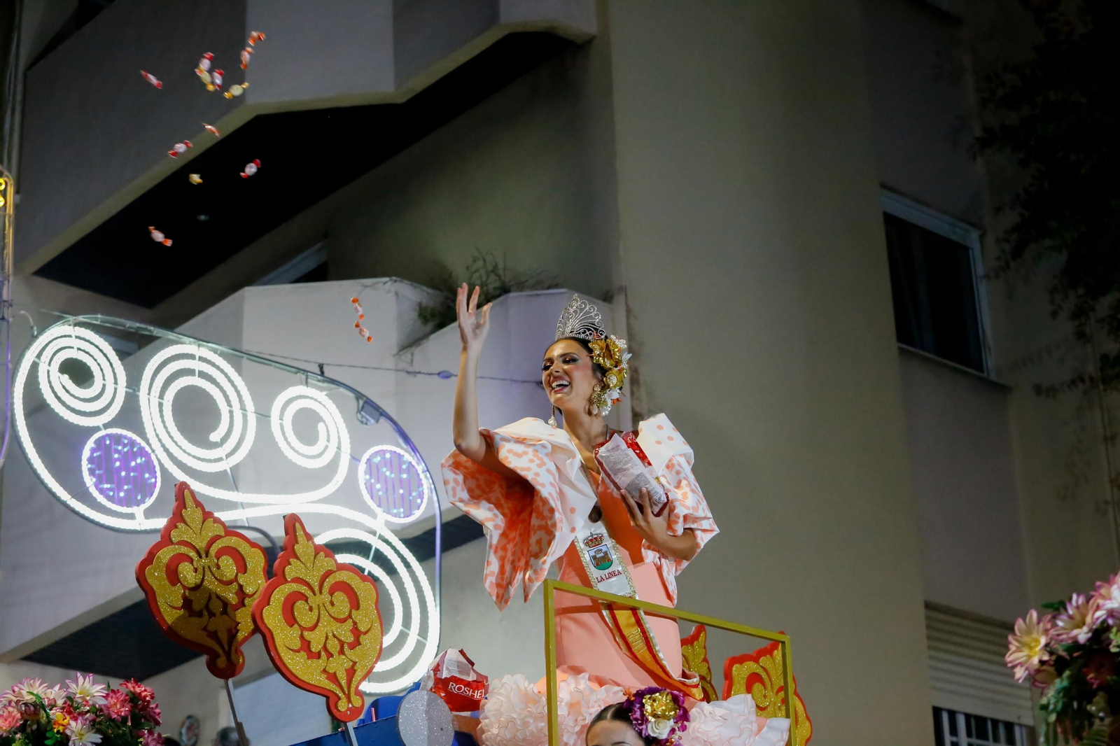 Búscate en las fotos de la cabalgata de la Feria de La Línea