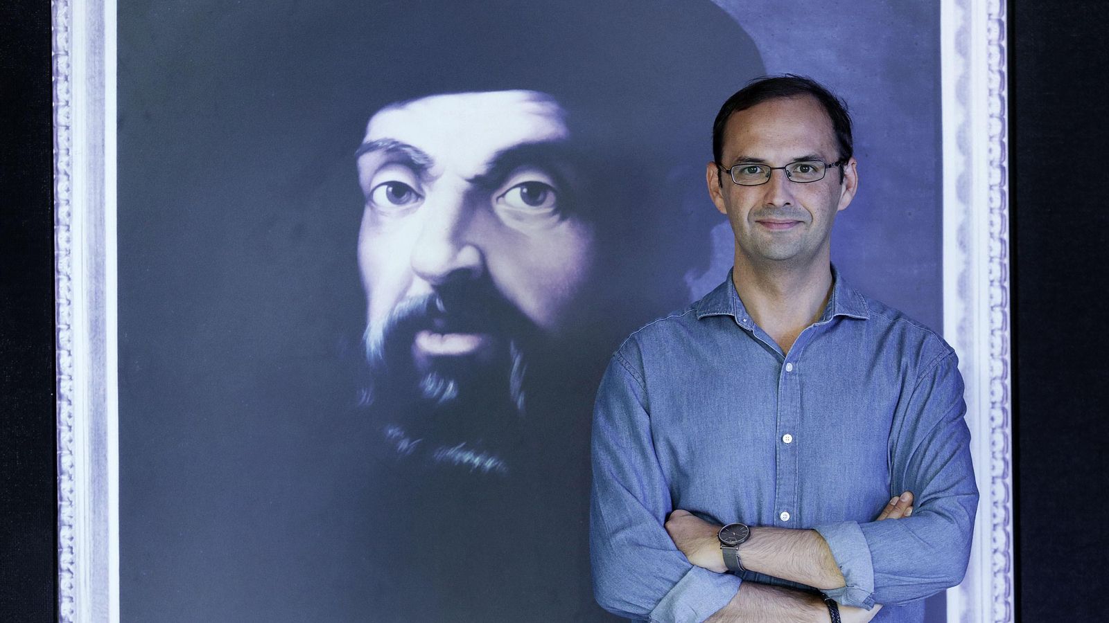 El alcalde junto a un retrato de Fernando de Magallanes.