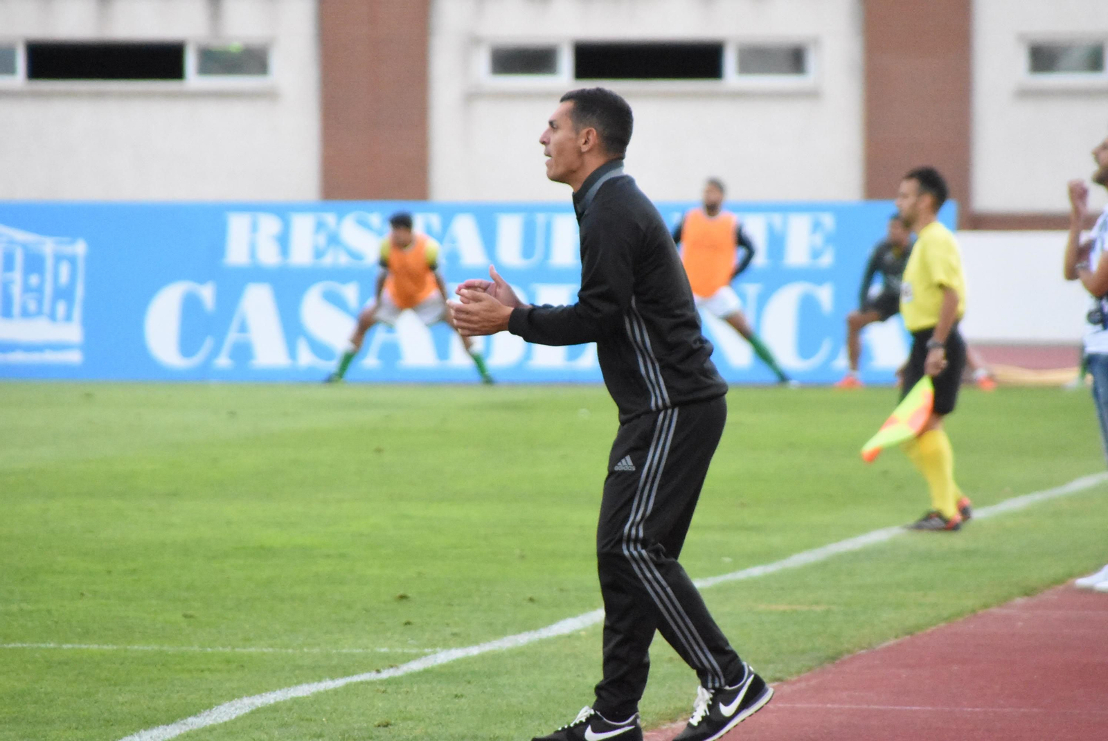 Casquero da indicaciones durante el encuentro disputado ante el Villanovense.