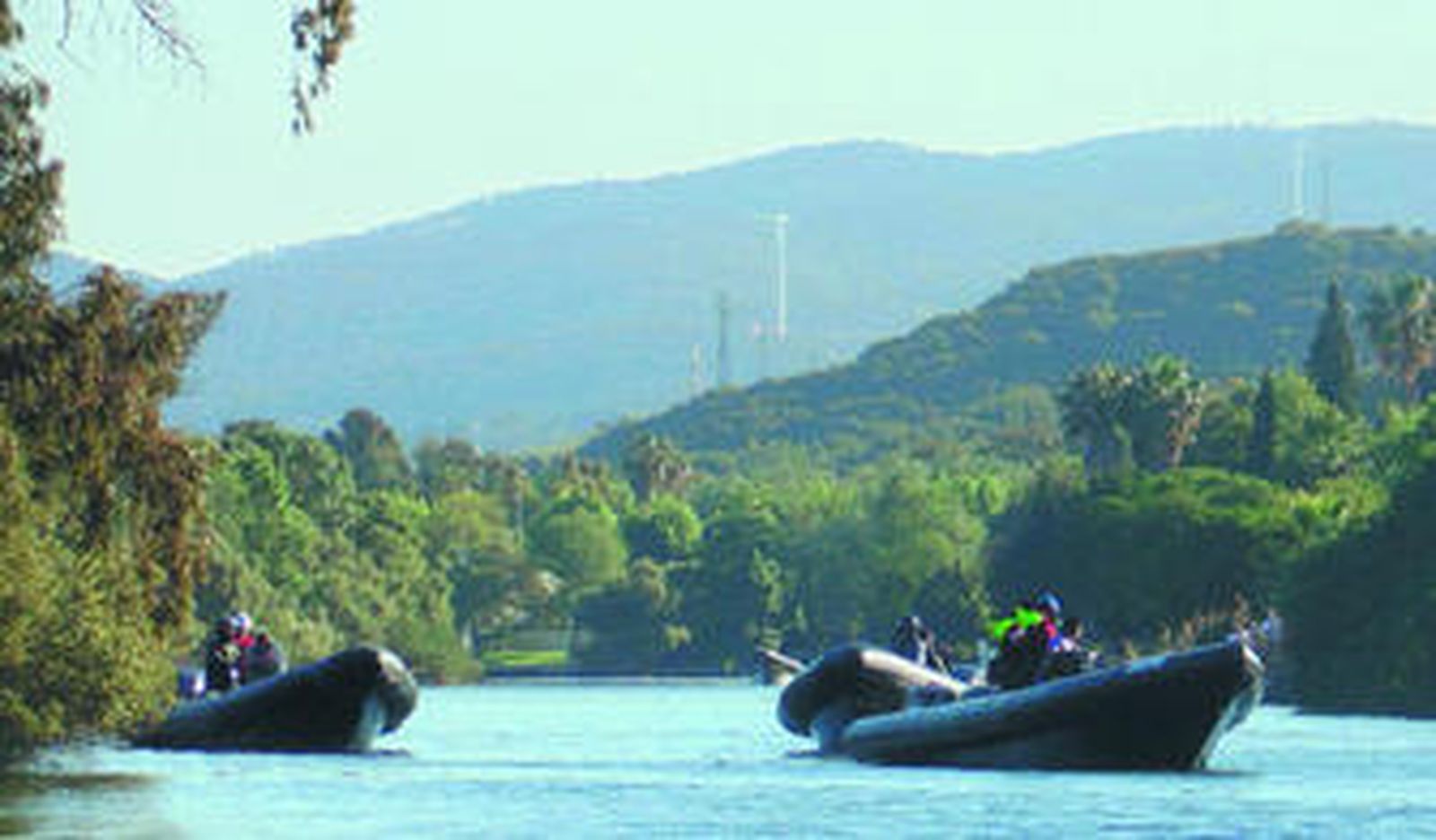 Imagen del sábado 10 de mayo en la que se observan cuatro de las seis embarcaciones que partieron de casas habilitadas con muelles improvisados en las márgenes del río.