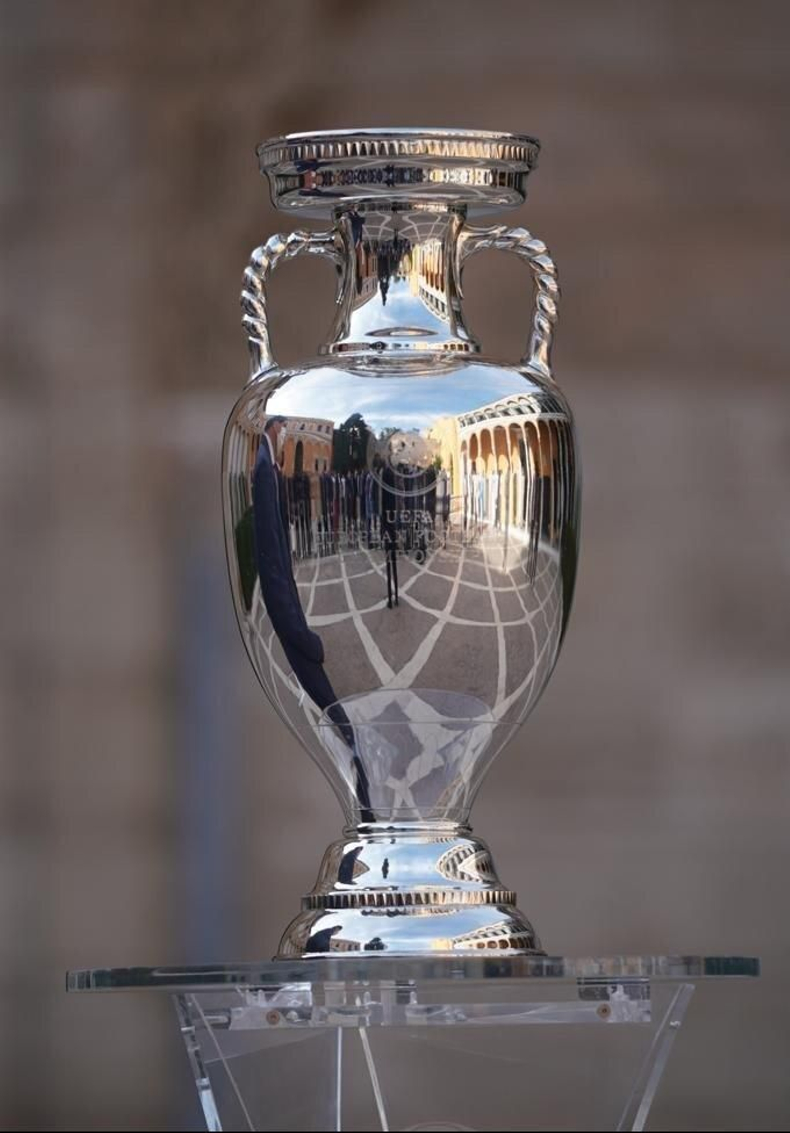 El trofeo de la Eurocopa, en el Alcázar de Sevilla.