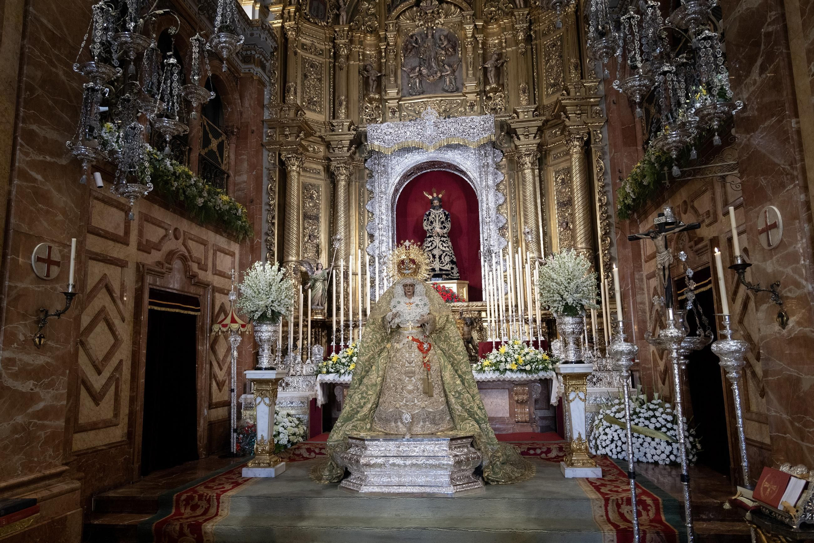 Todas las imágenes de la Macarena preparada para recibir la Rosa de Oro