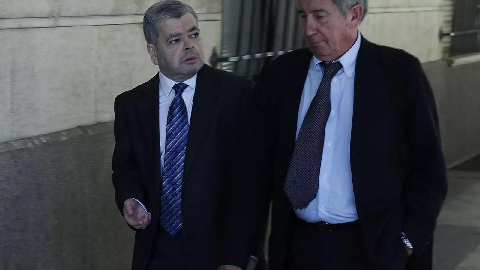 Agustín Barberá, a la izquierda, llegando a los juzgados del Prado en Sevilla.