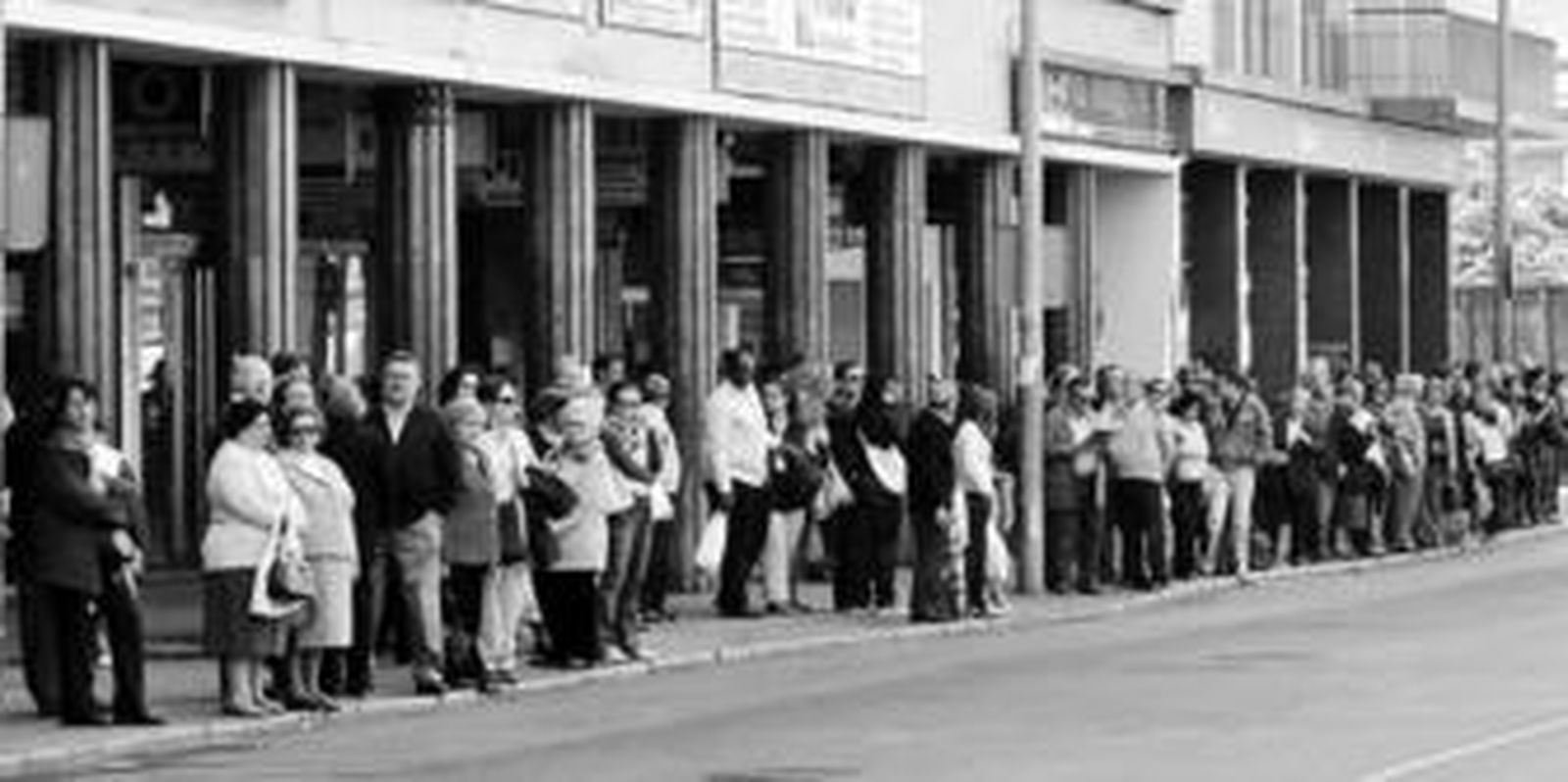1. Una de las colas que se formaron al mediodía en la Plaza de la Encarnación. 2. Una mujer alza la mano en señal de protesta después de que, tras casi una hora de espera, otro C-3 de servicios mínimos pasara de largo al ir demasiado lleno de gente, que se apostaba incluso junto a la puerta de entrada. 3. Tres trabajadores que no se conocían entre sí bajan de un taxi, que coge otro grupo de personas que se ponen de acuerdo en una parada.